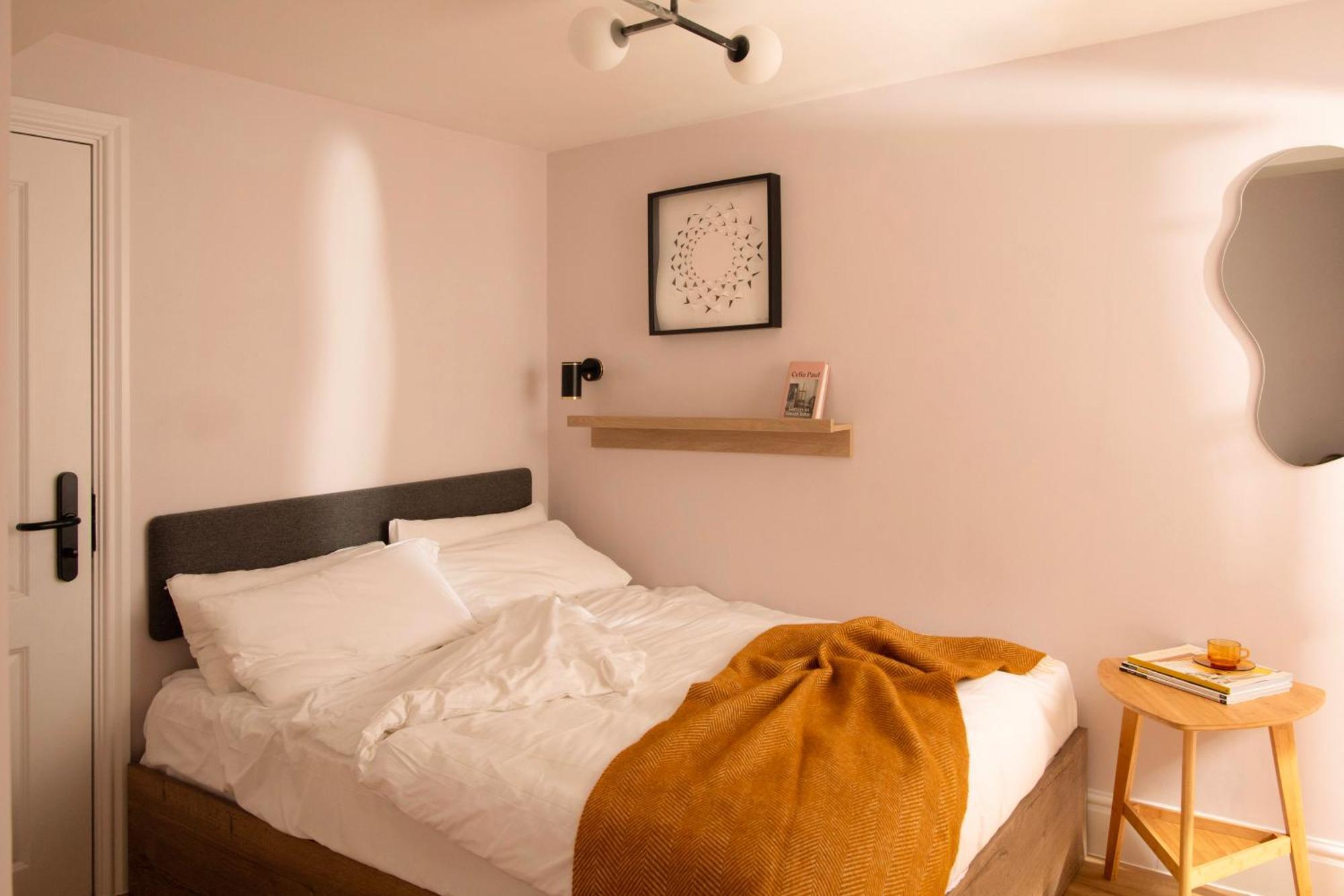 Compact Room - Lower Ground