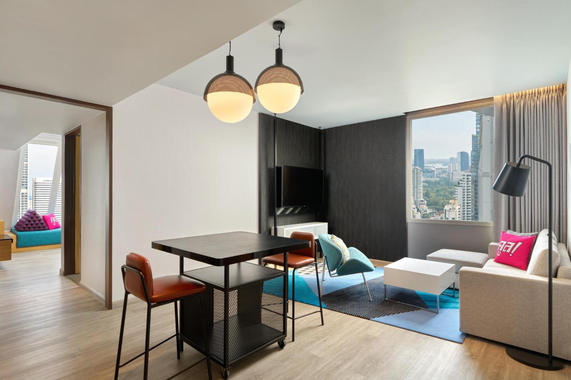 One-Bedroom Vibrant King Suite