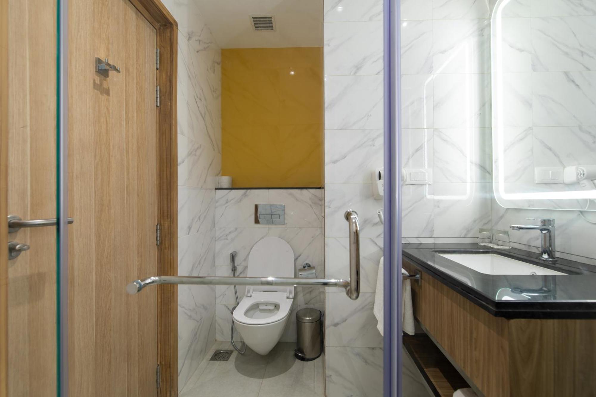 Deluxe Double Room with 20% discount on food, beverage and laundry | Happy Hour 1+1