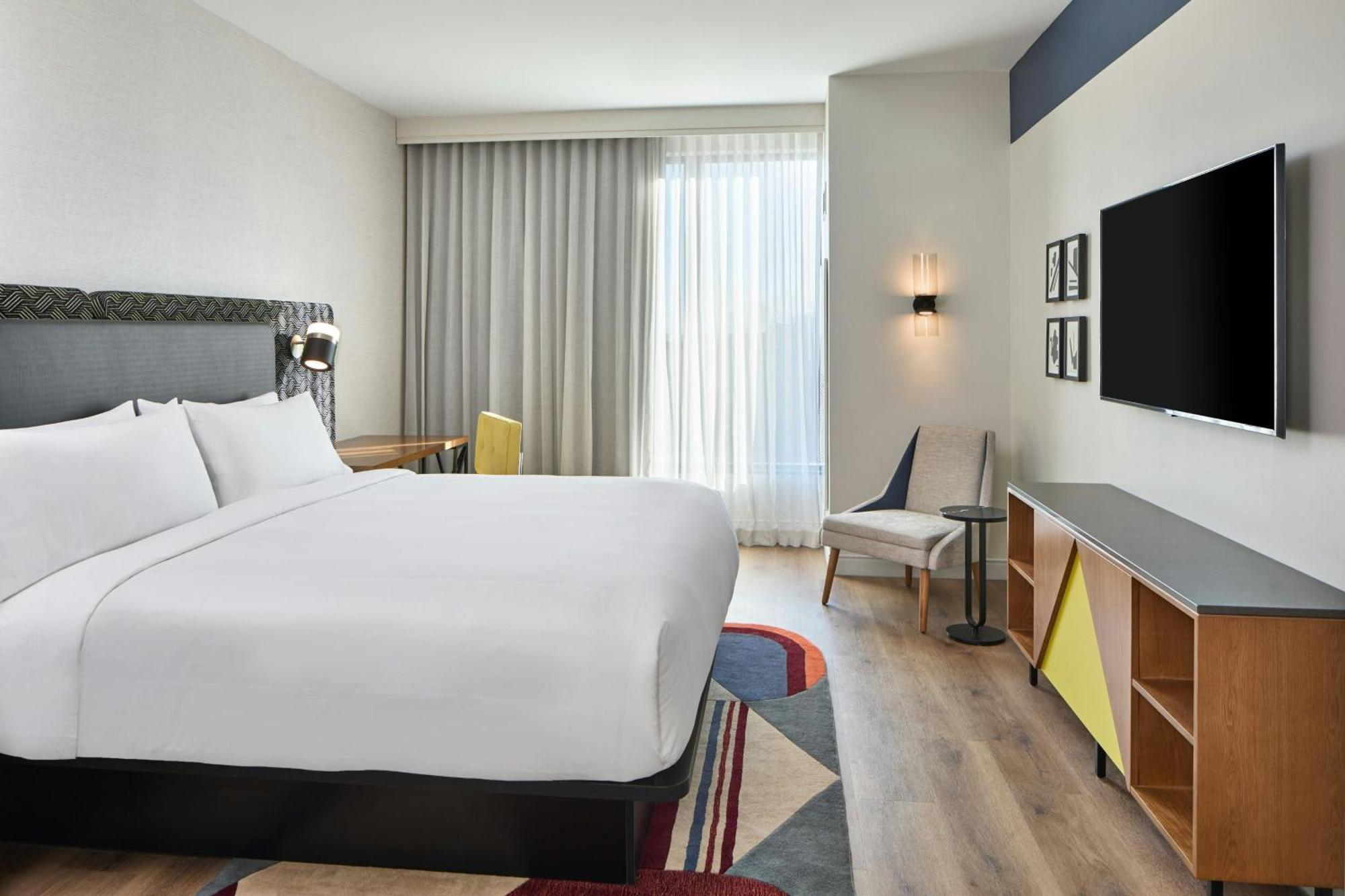 King Room with Adapted Tub - Mobility Accessible