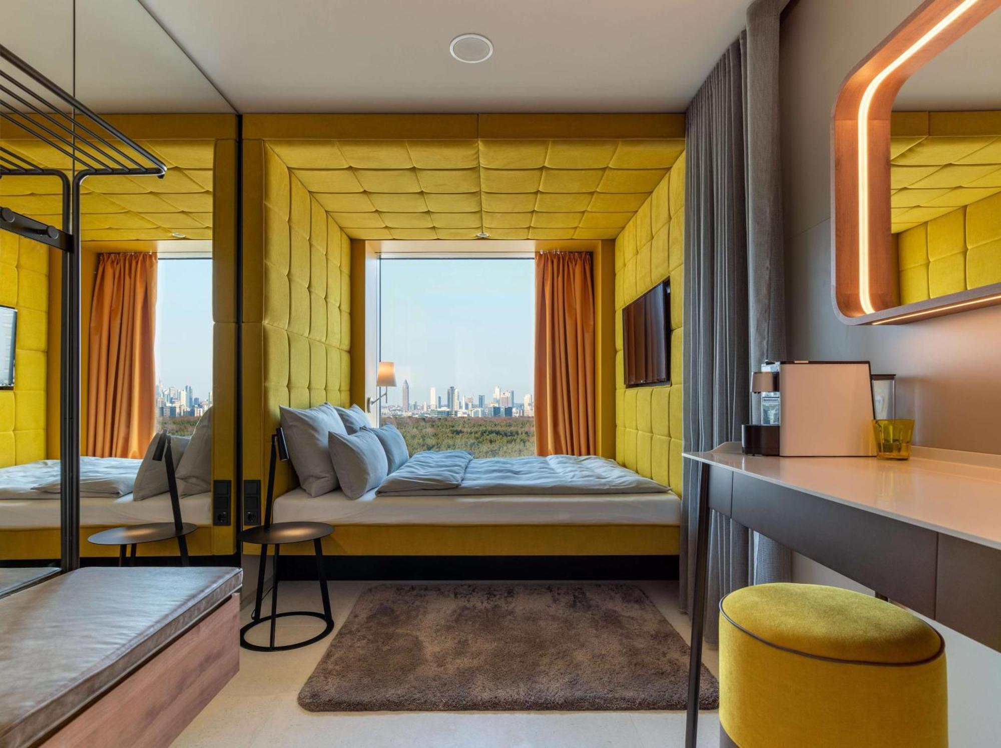 Smart Queen Room with Skyline View - High Floor