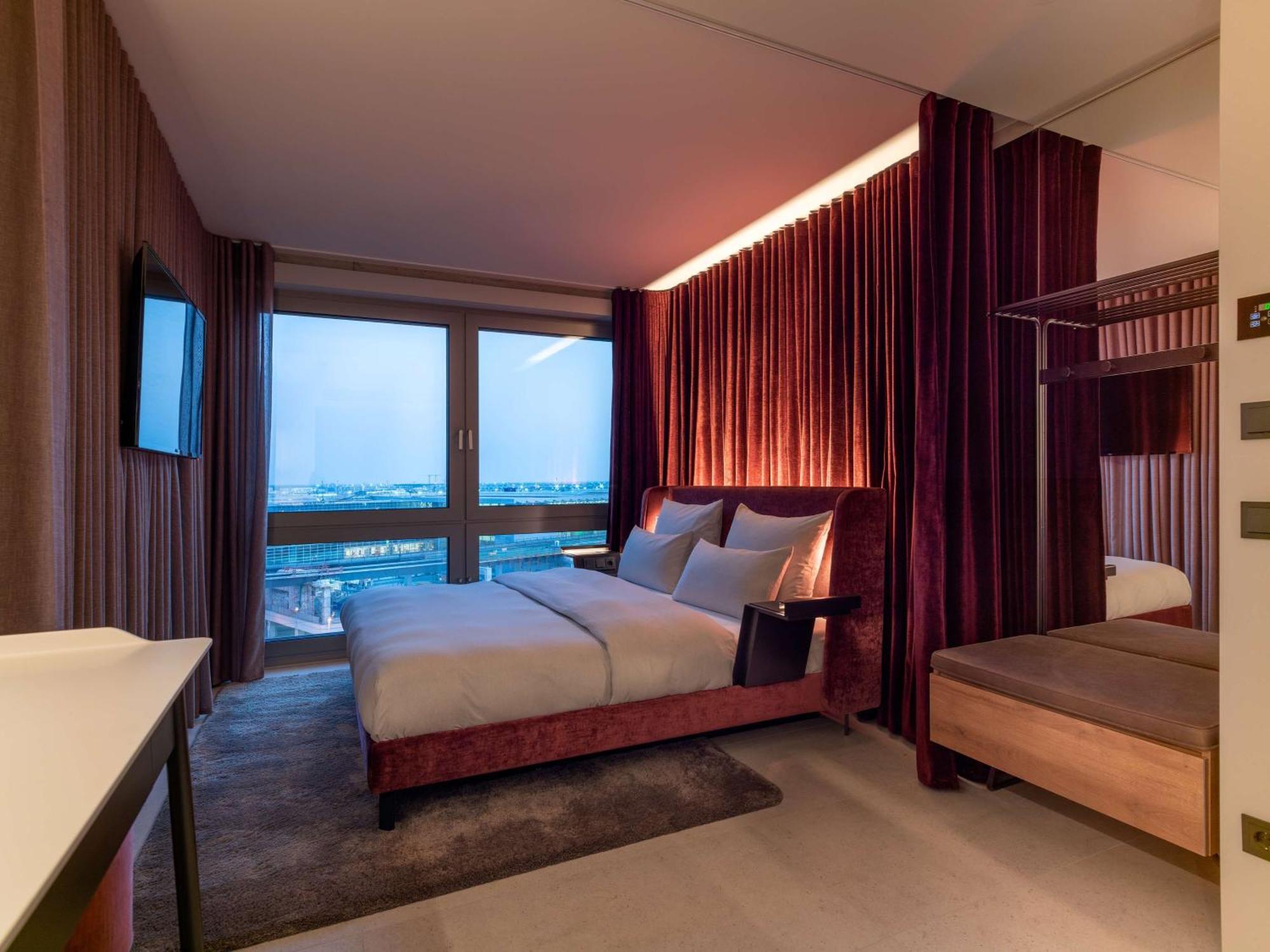 Smart Plus King Room with Airport View