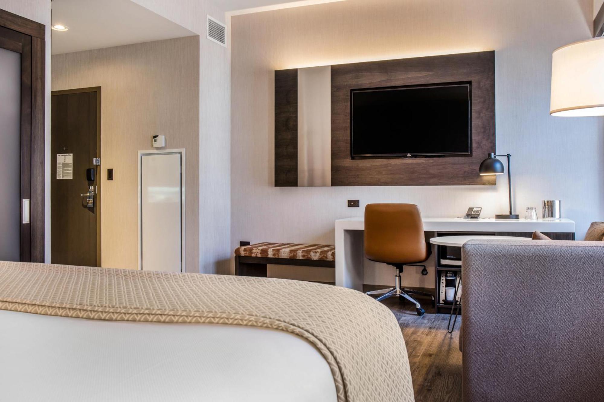 Deluxe King Room - Non-Smoking