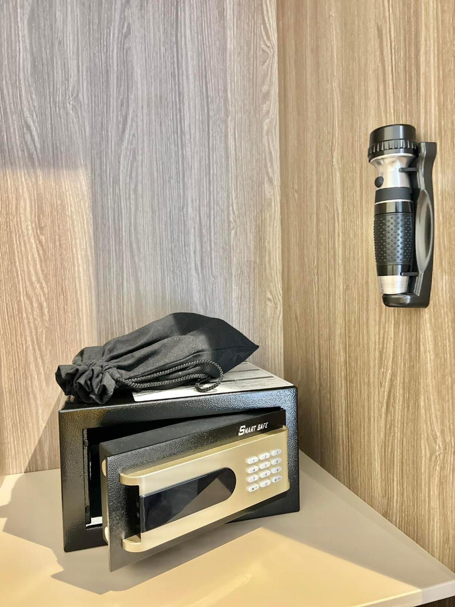Deluxe Twin Room with Shower - Non-Smoking/Poolside