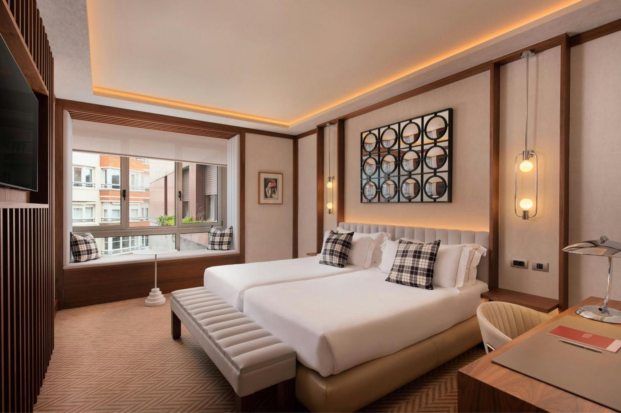 Guest Room with Twin Beds and City View