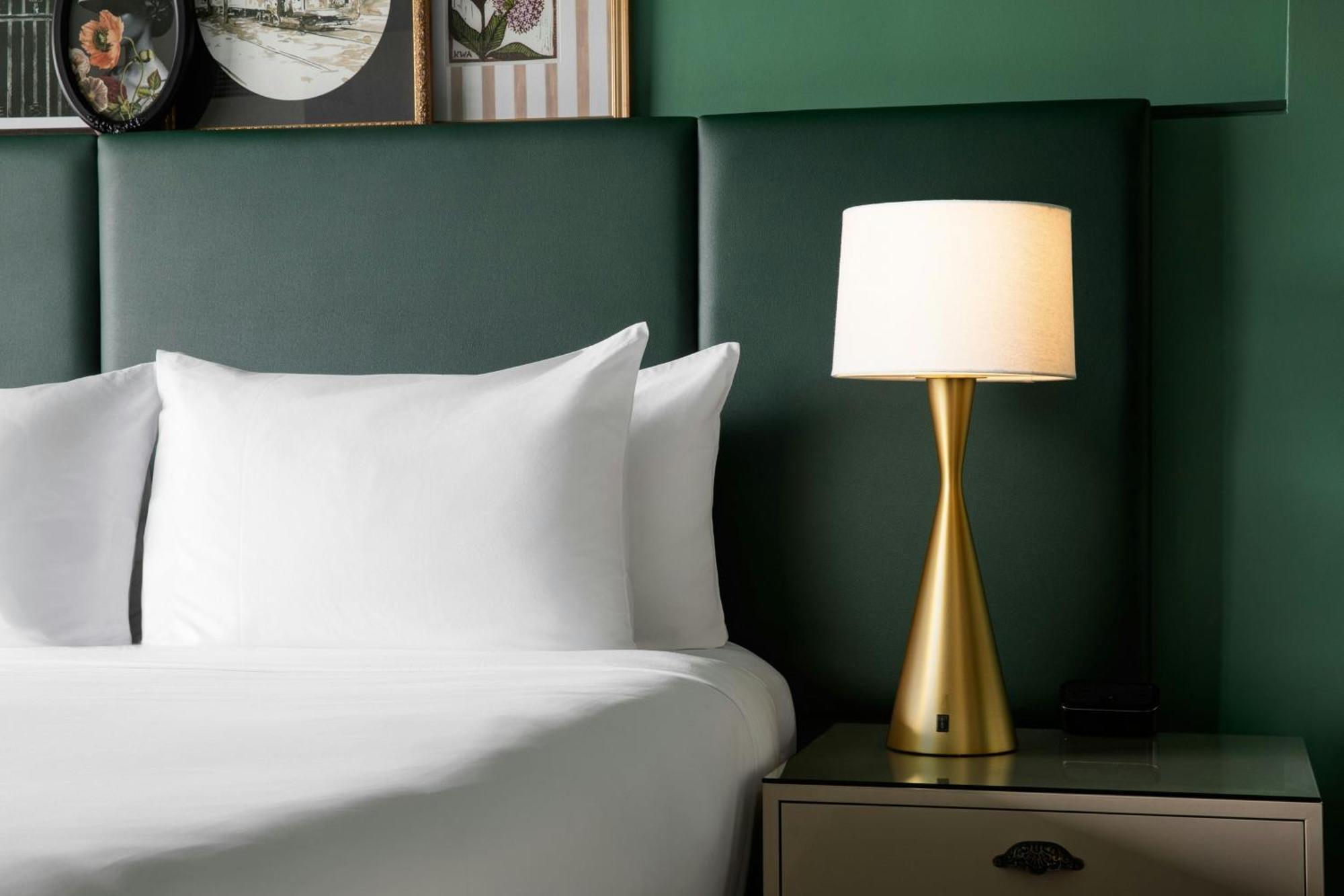 Junior Queen Suite with City view