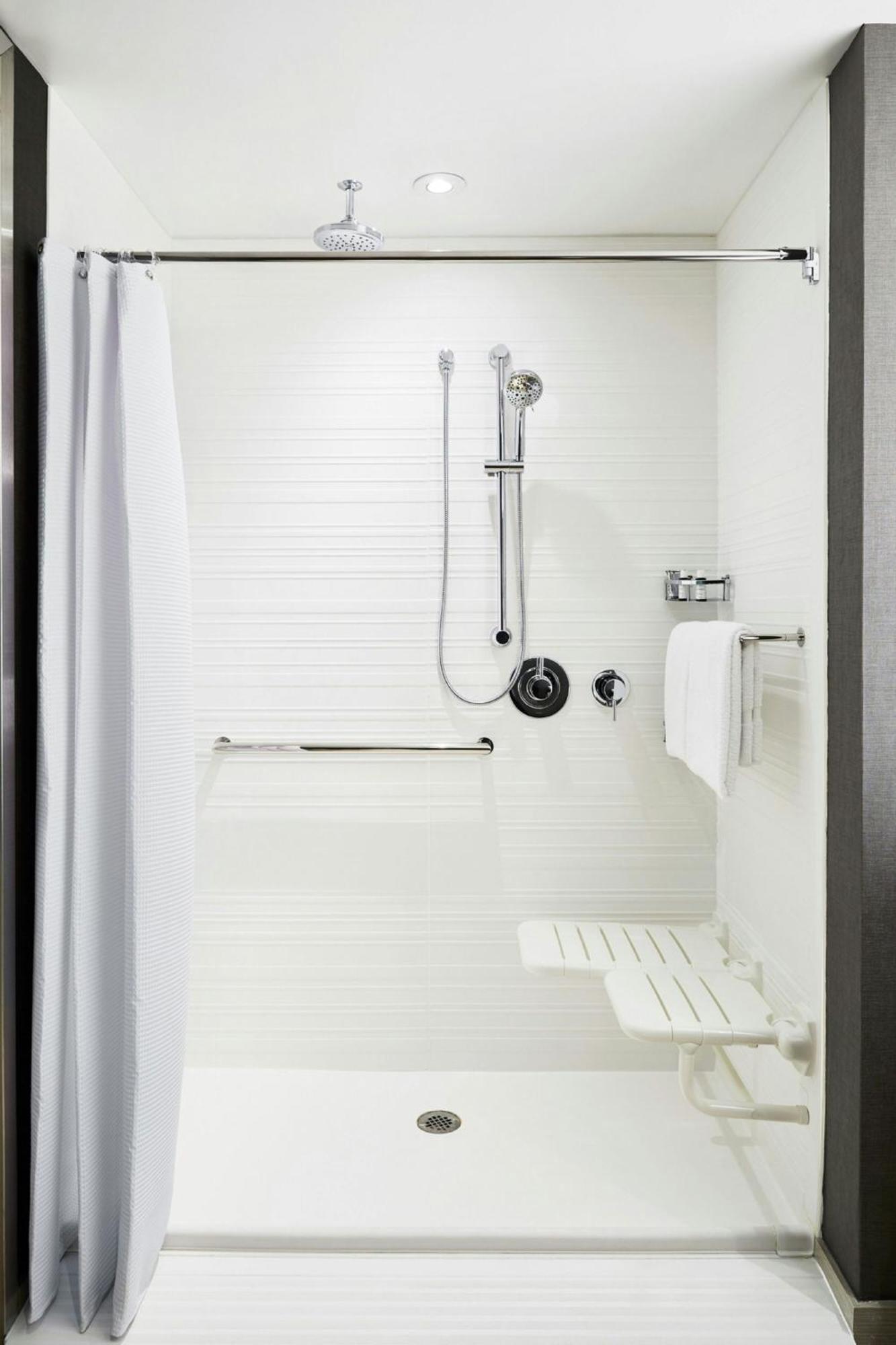 Queen Room with City View - Mobility/Hearing Accessible with Roll-In Shower