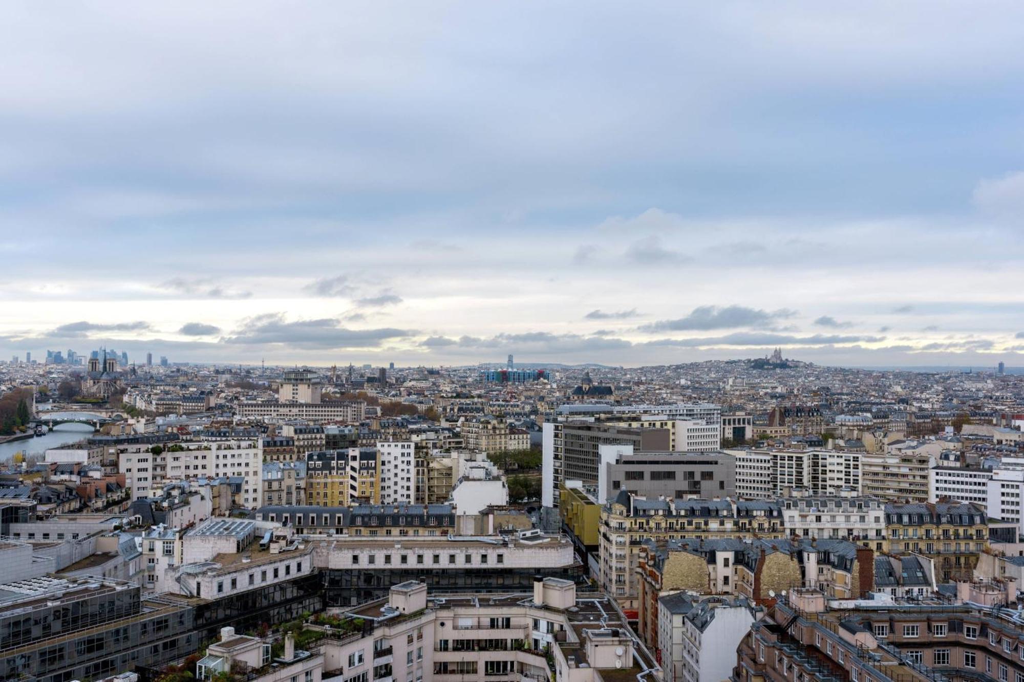 Family Room Sacre Coeur View