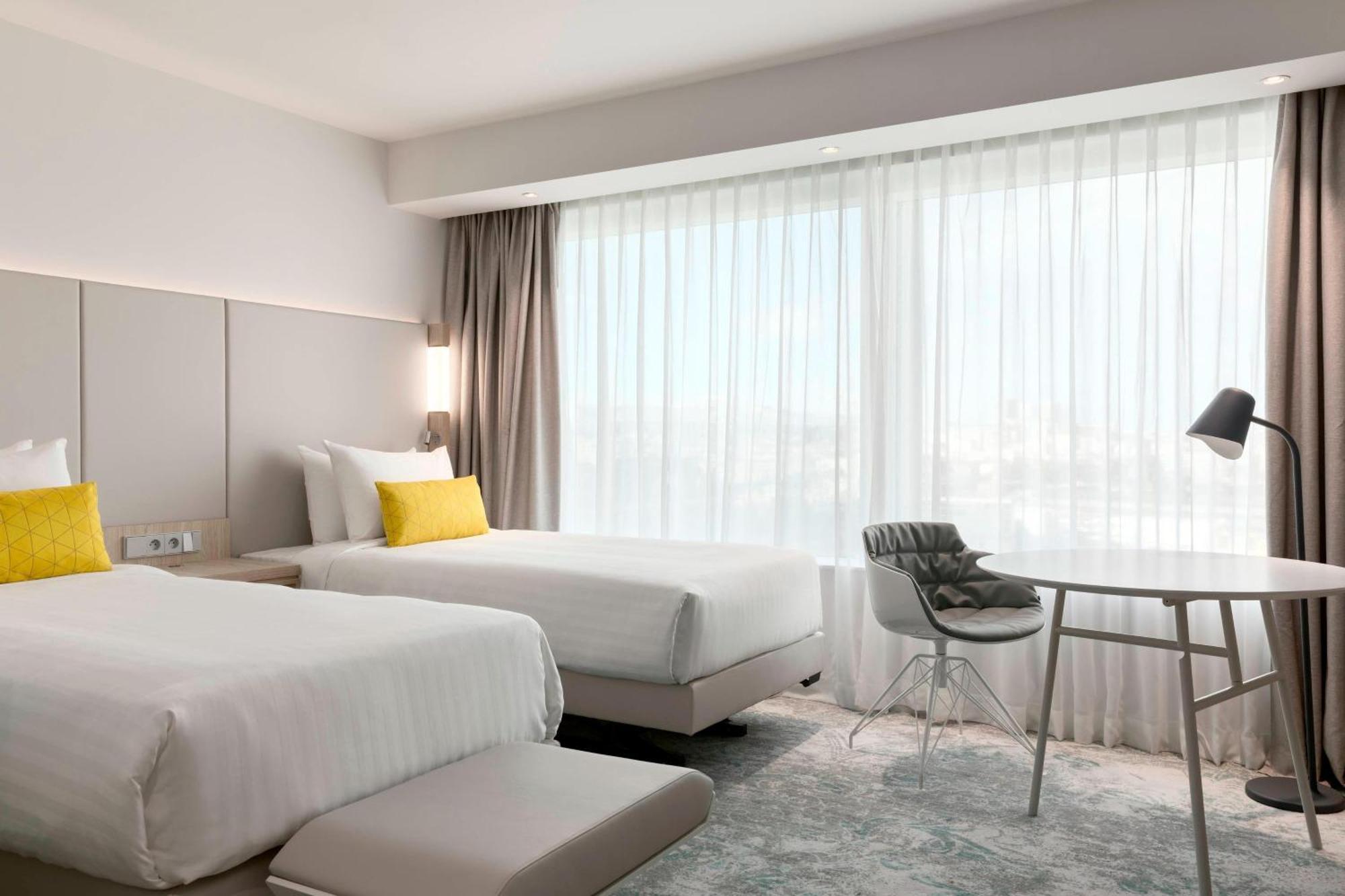 Twin Room Eiffel Tower View