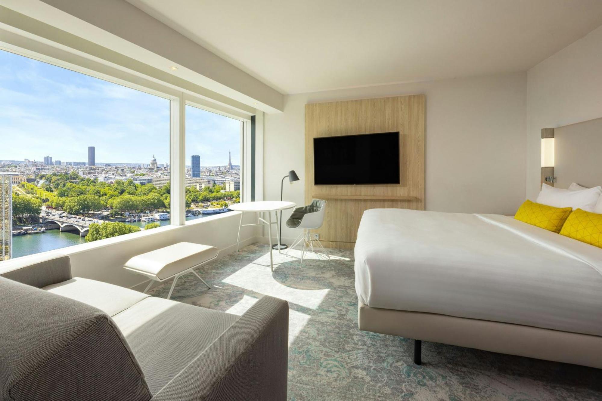 Family Room Eiffel Tower View