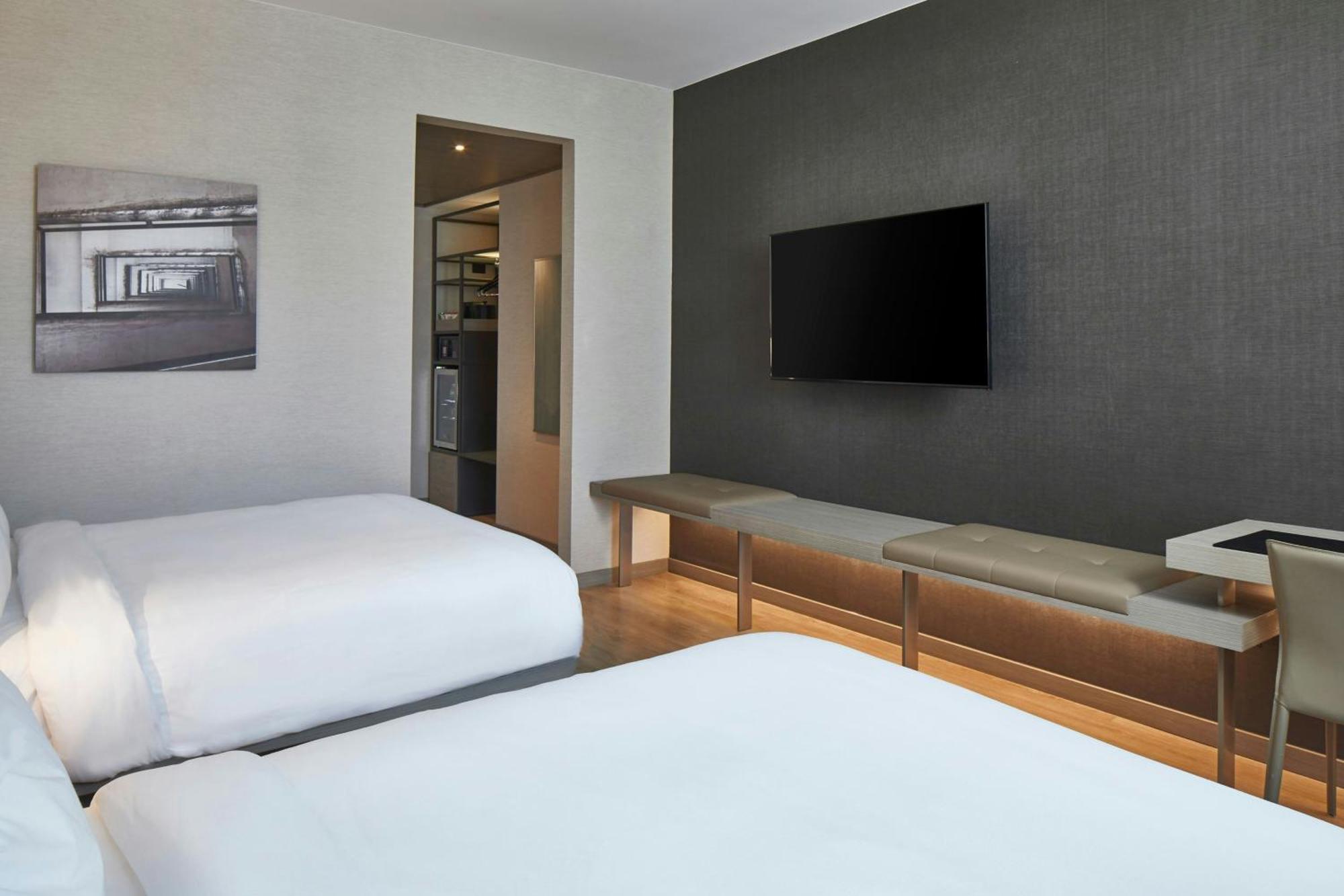 Guest room 2 Queen High floor
