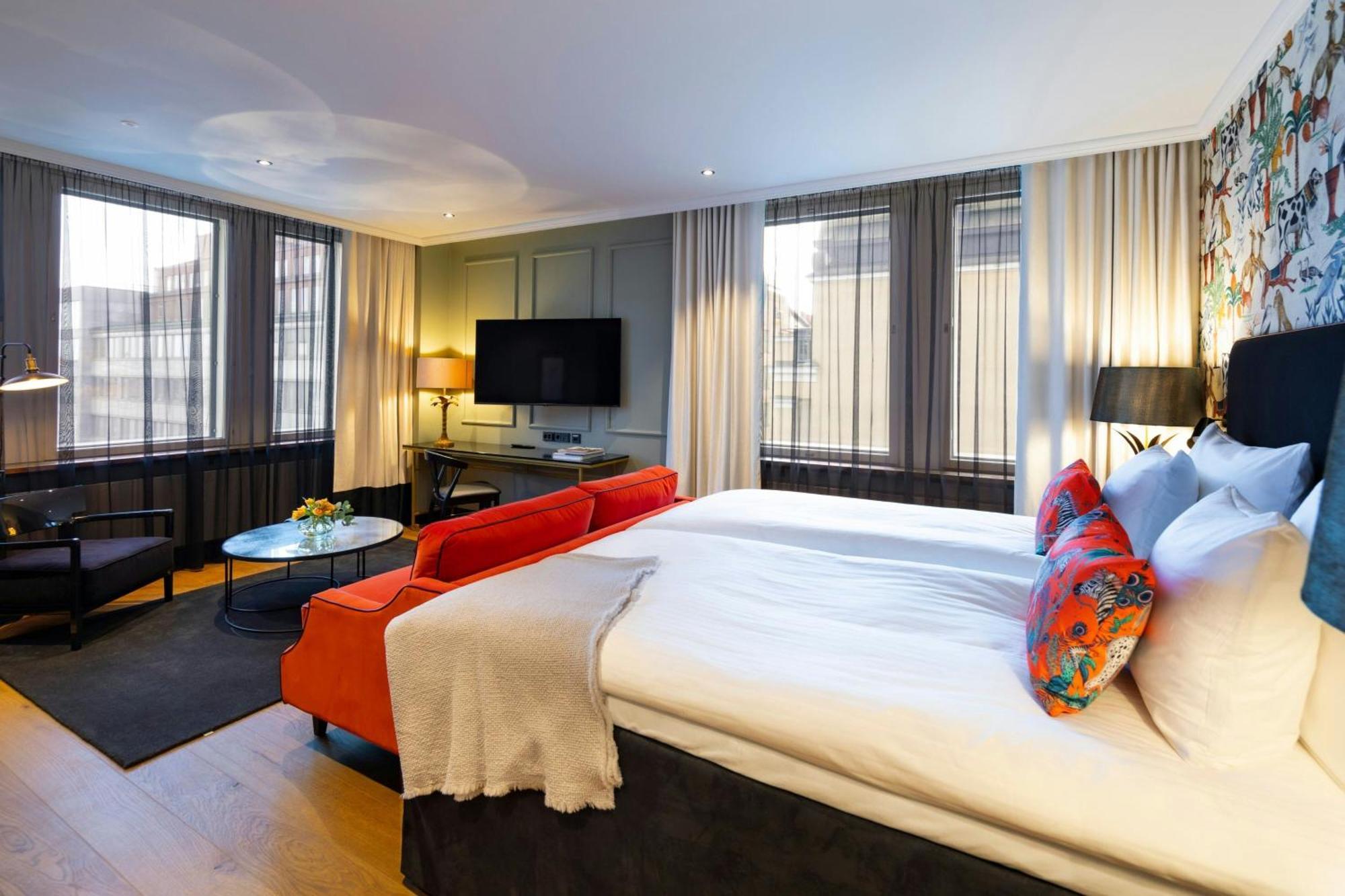 Corner, Larger Guest room, 1 King