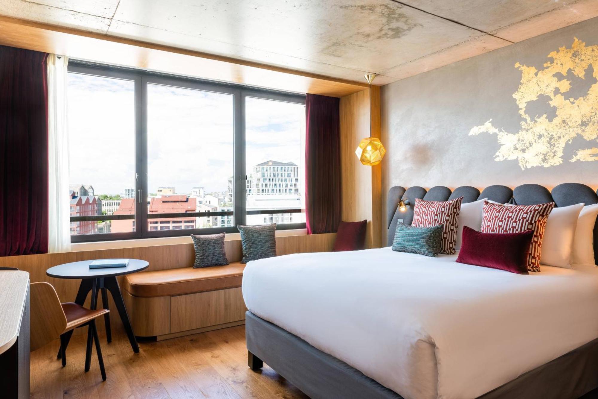 La Muse Room with Queen bed and City View - Upper floor