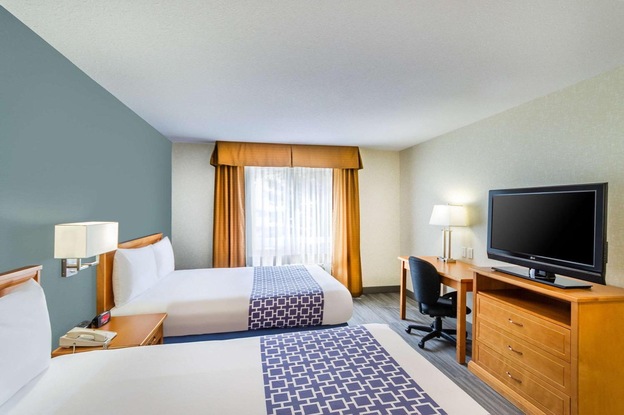 Queen Room Two Queen Beds Main Building or Non-Smoking