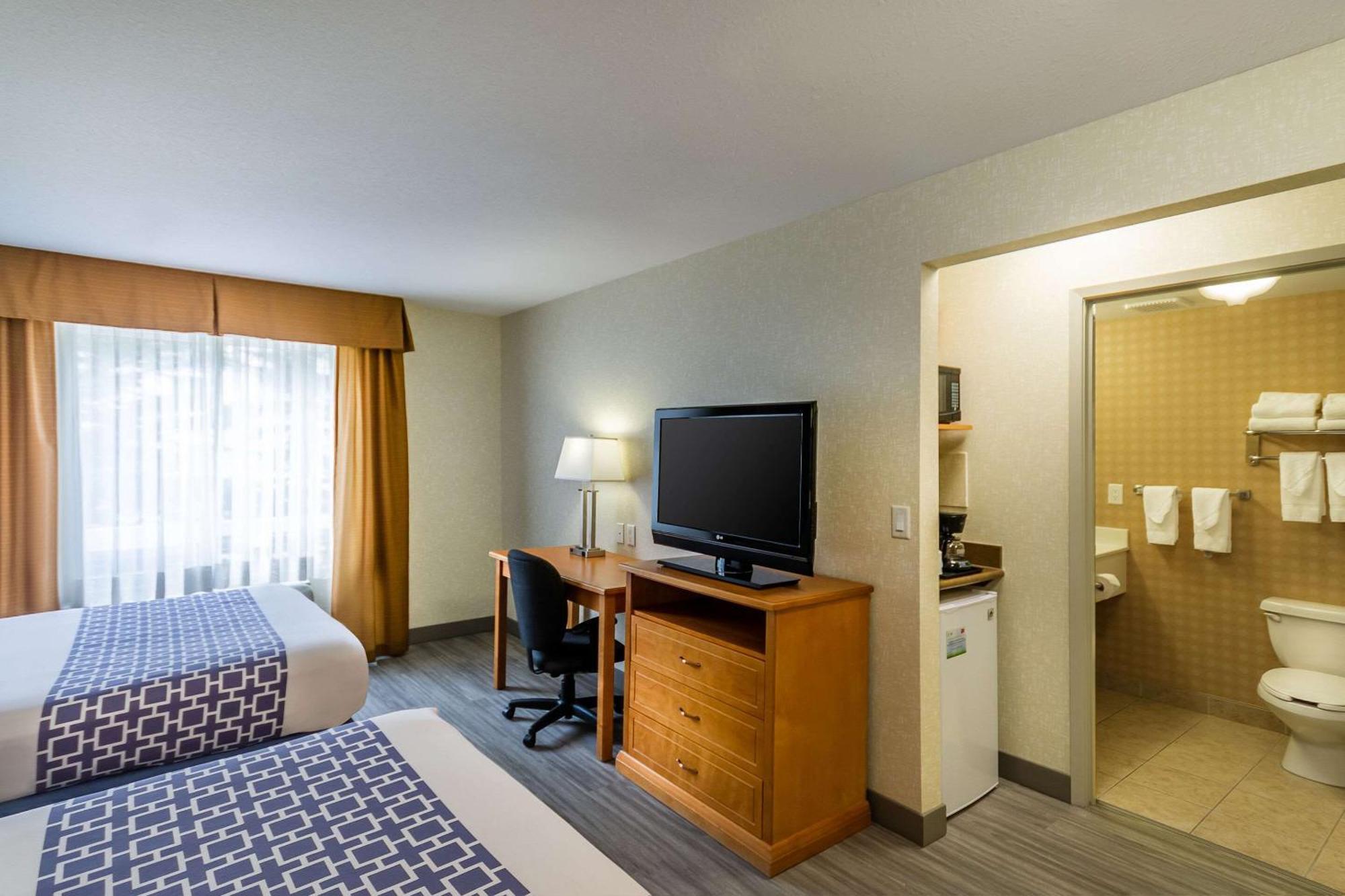 Queen Room Two Queen Beds Main Building or Non-Smoking