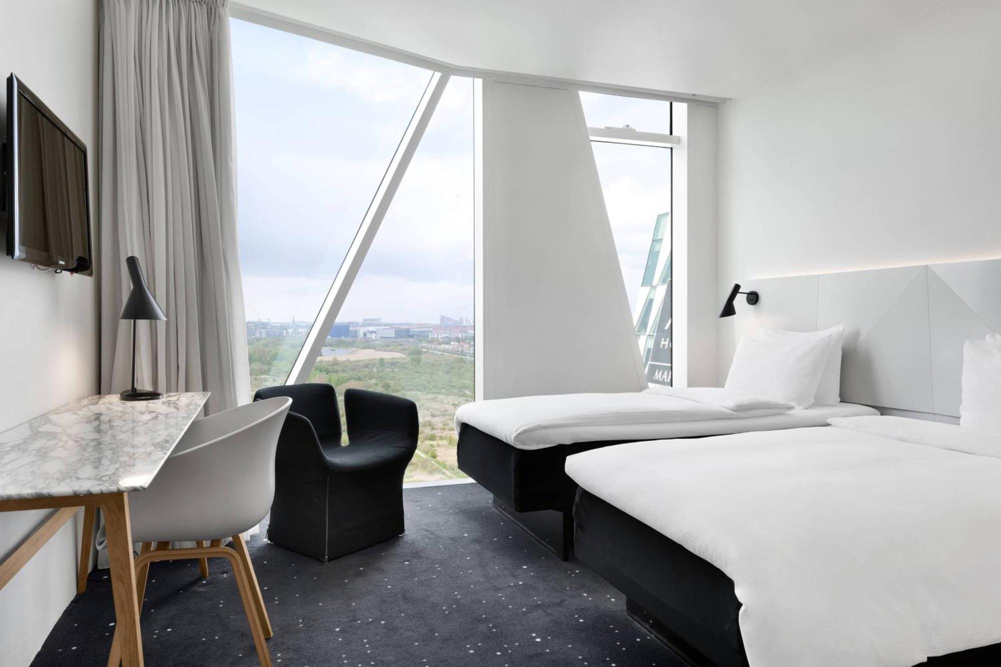 Large Standard Guest Room with Twin Beds and City View