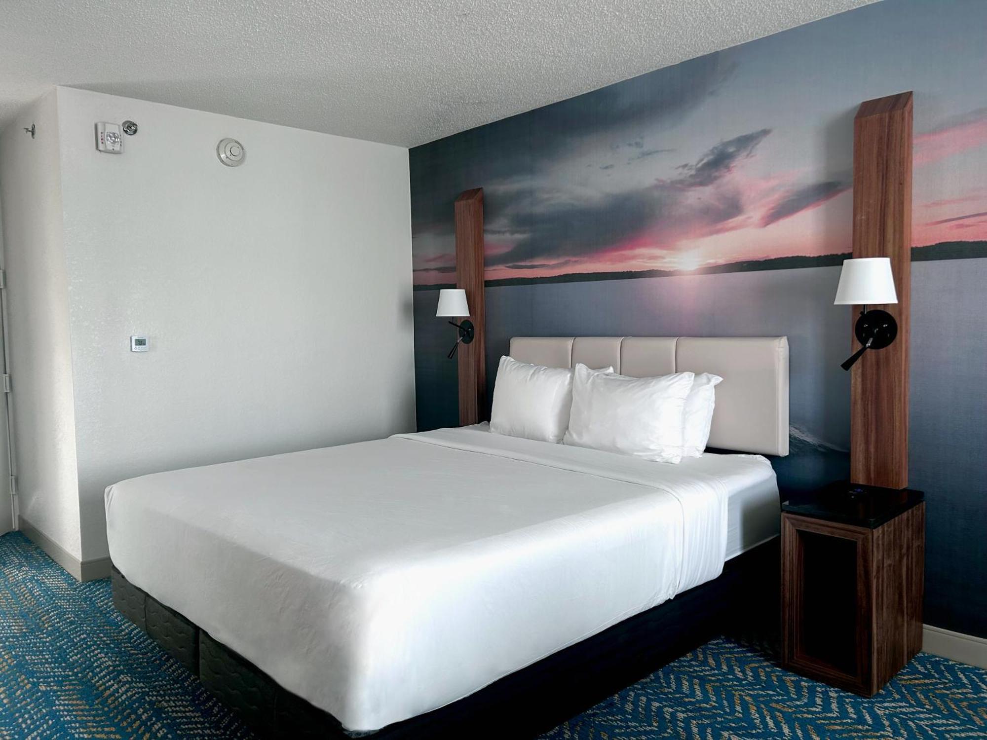 Deluxe King Room - Non-Smoking