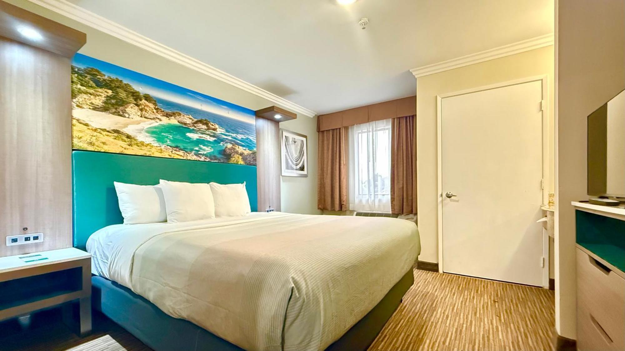 Suite, 1 King Bed with Sofa Bed, Non Smoking