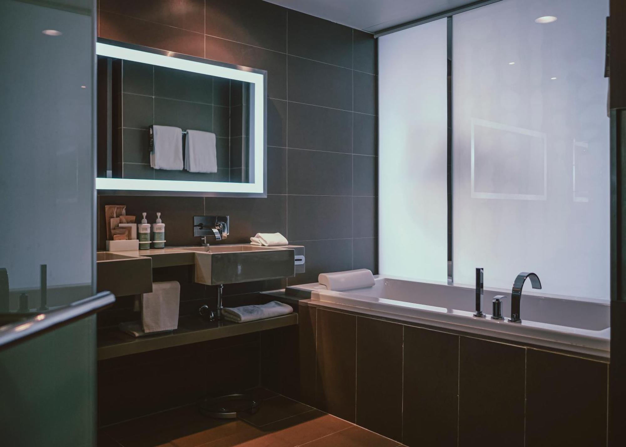 Premier King Room with City View - High Floor