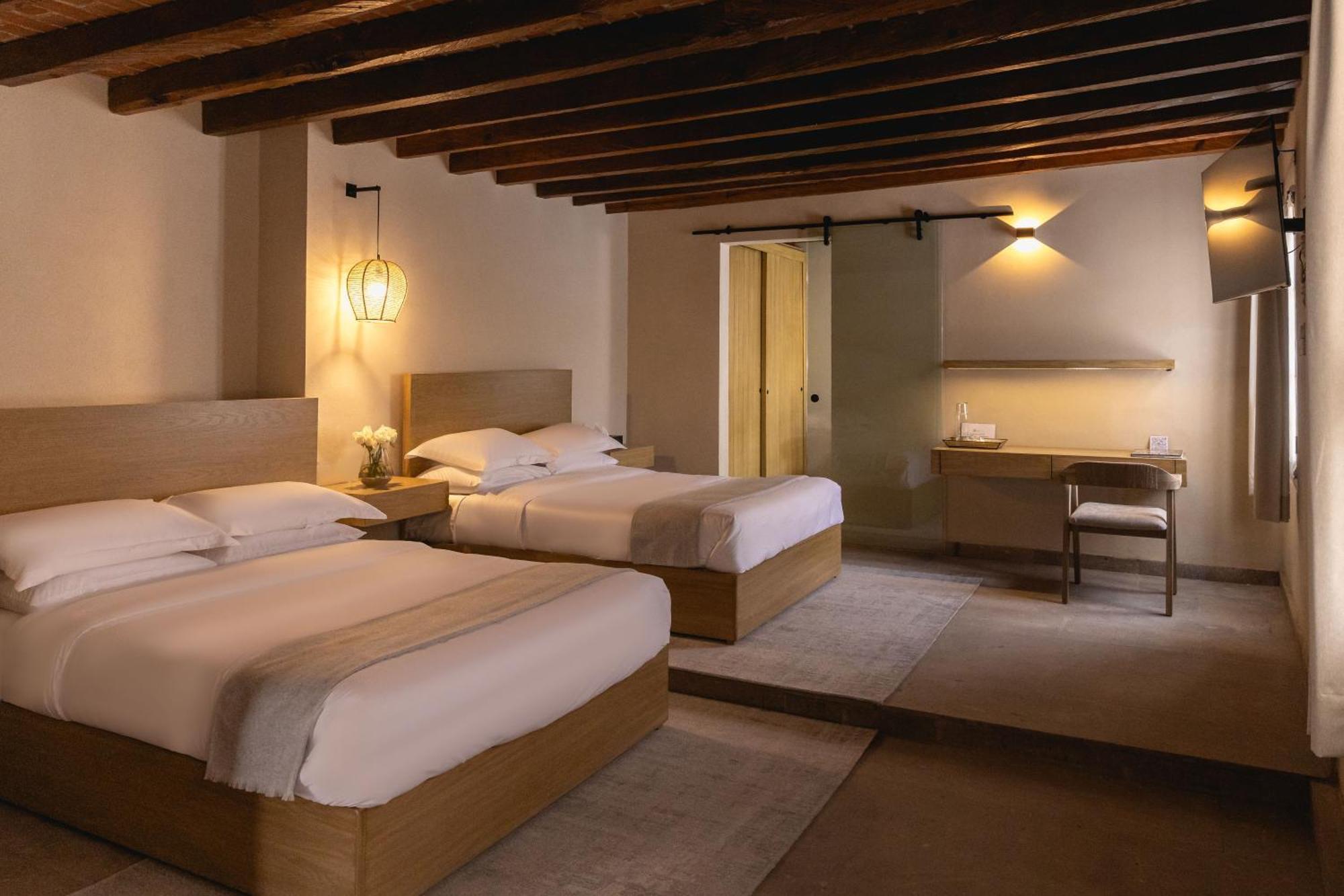 Deluxe Queen Suite