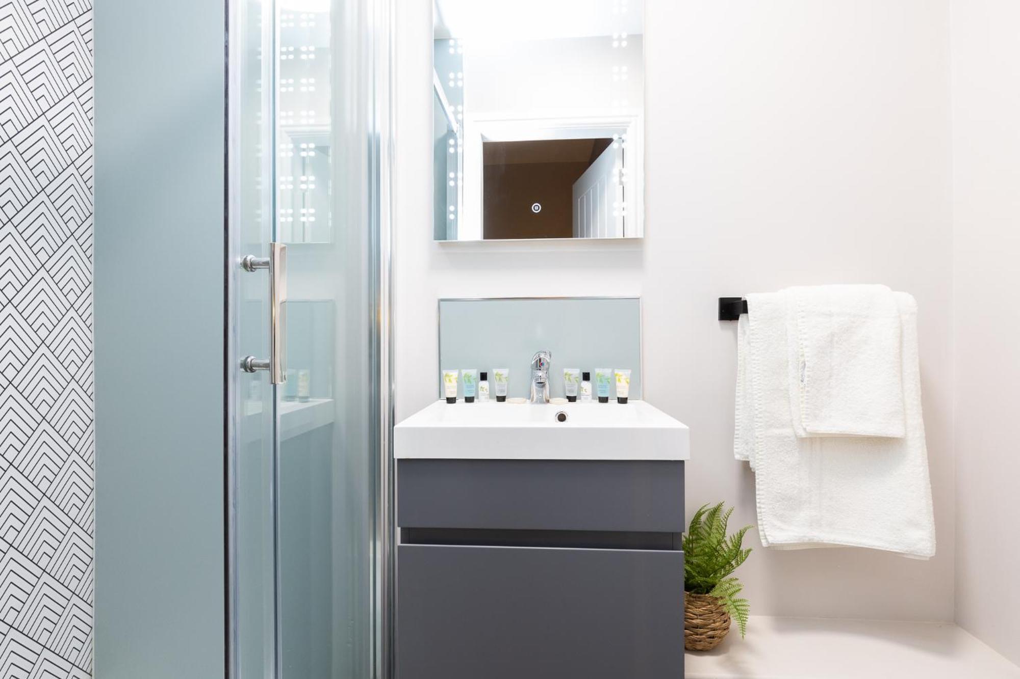 Classic Double Room with Sea View and Walk-In Shower - Non-Smoking