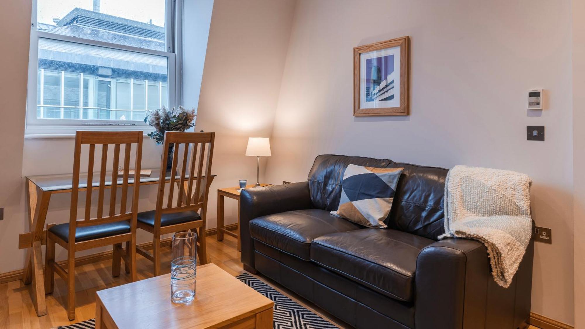 Deluxe One-Bedroom Apartment,1647409959:JPEG