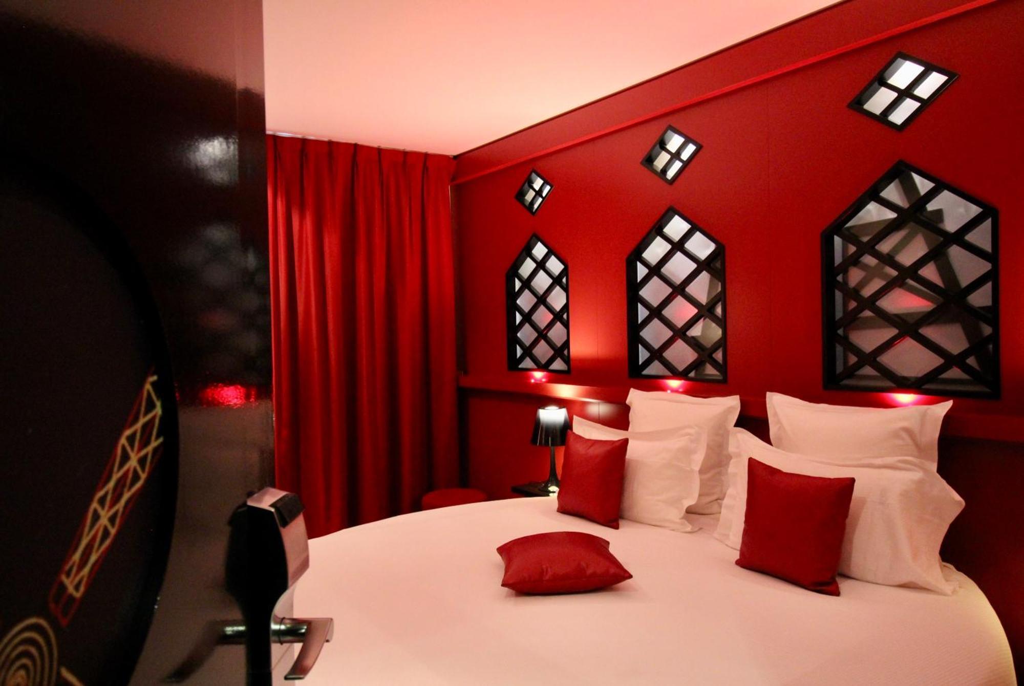 Double Room Moulin Rouge Jacuzzi round bed