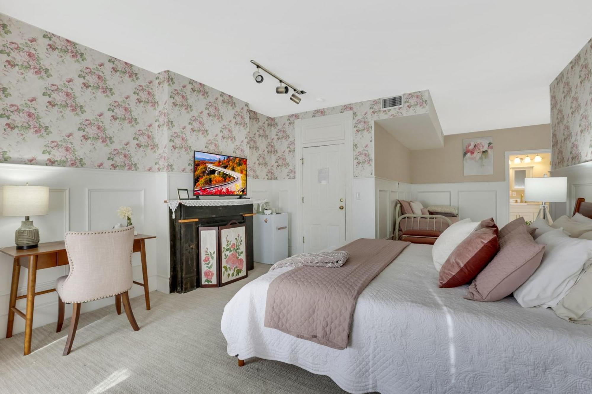 Triple Room with Private Bathroom