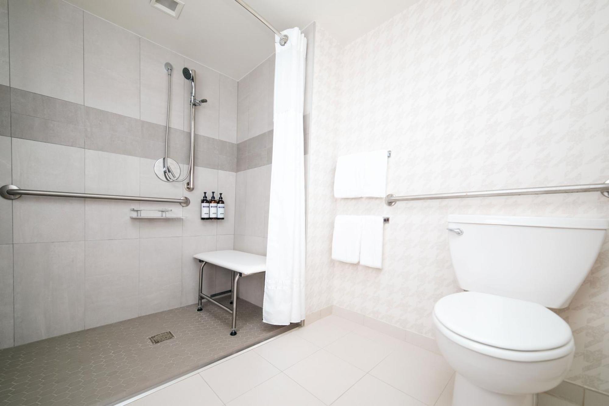 King Room with Accessible Shower - Disability Access