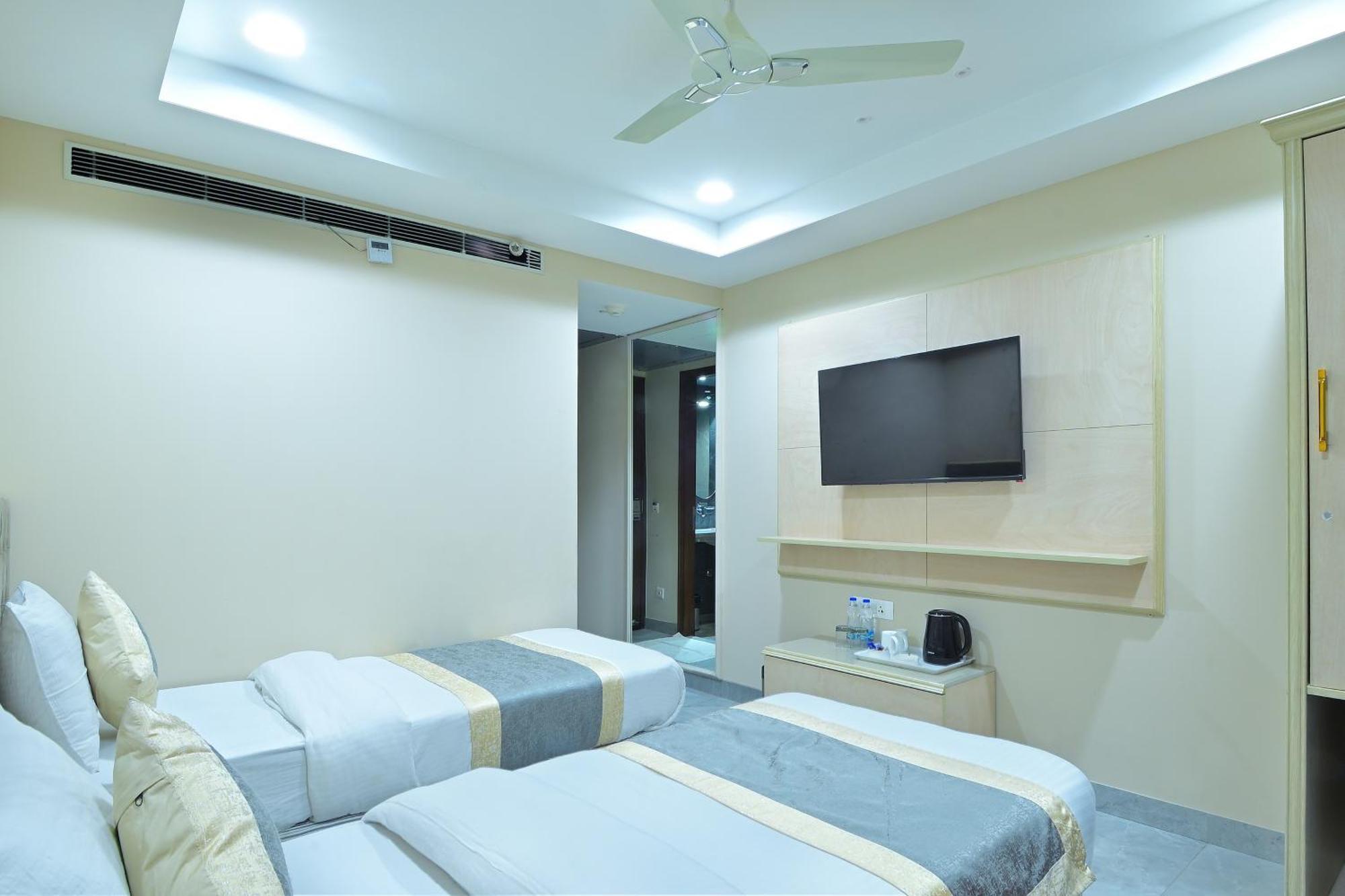Luxury Twin Bed Room