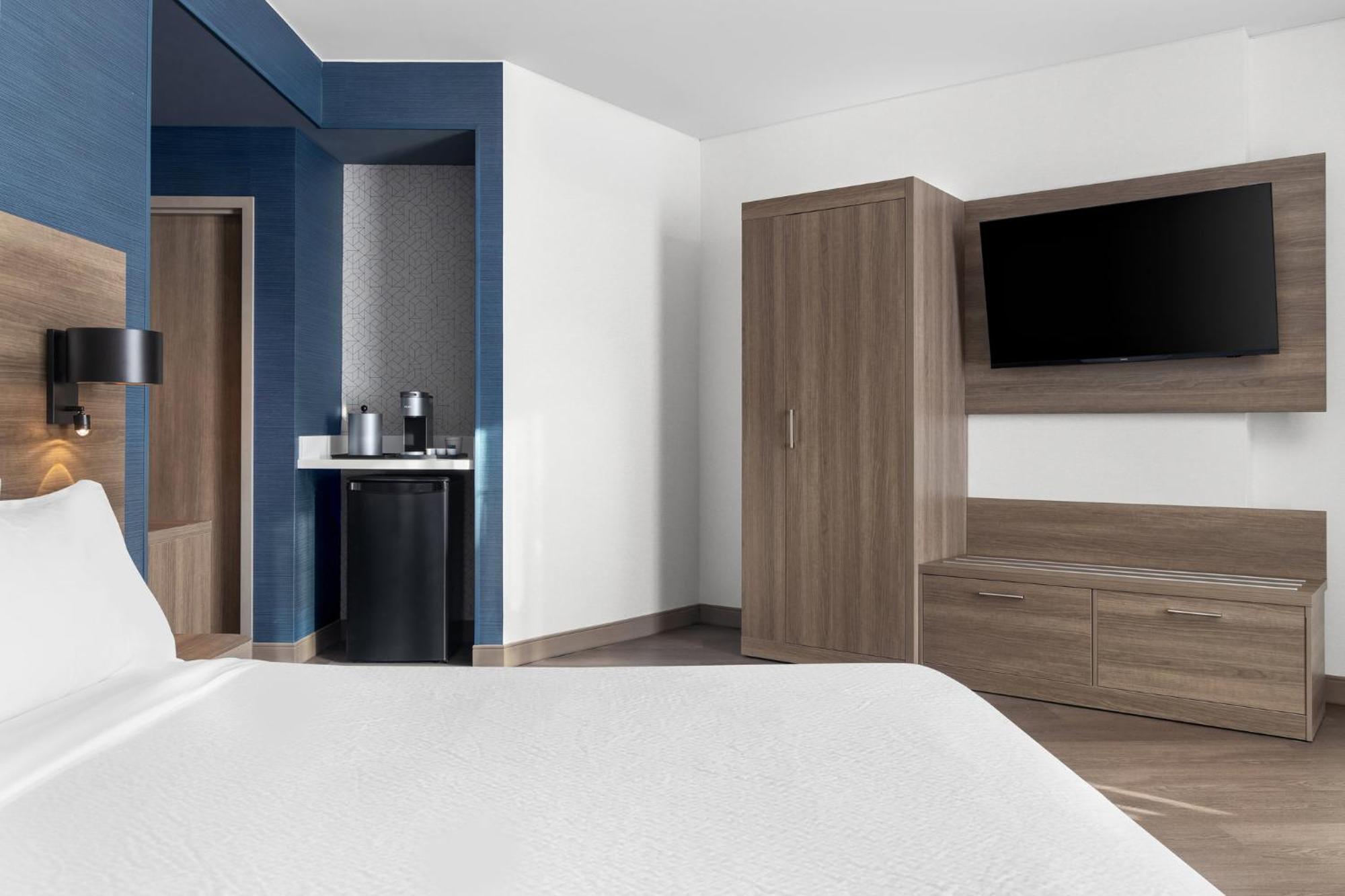 Standard King Room with Mobility Accessible Roll-In Shower