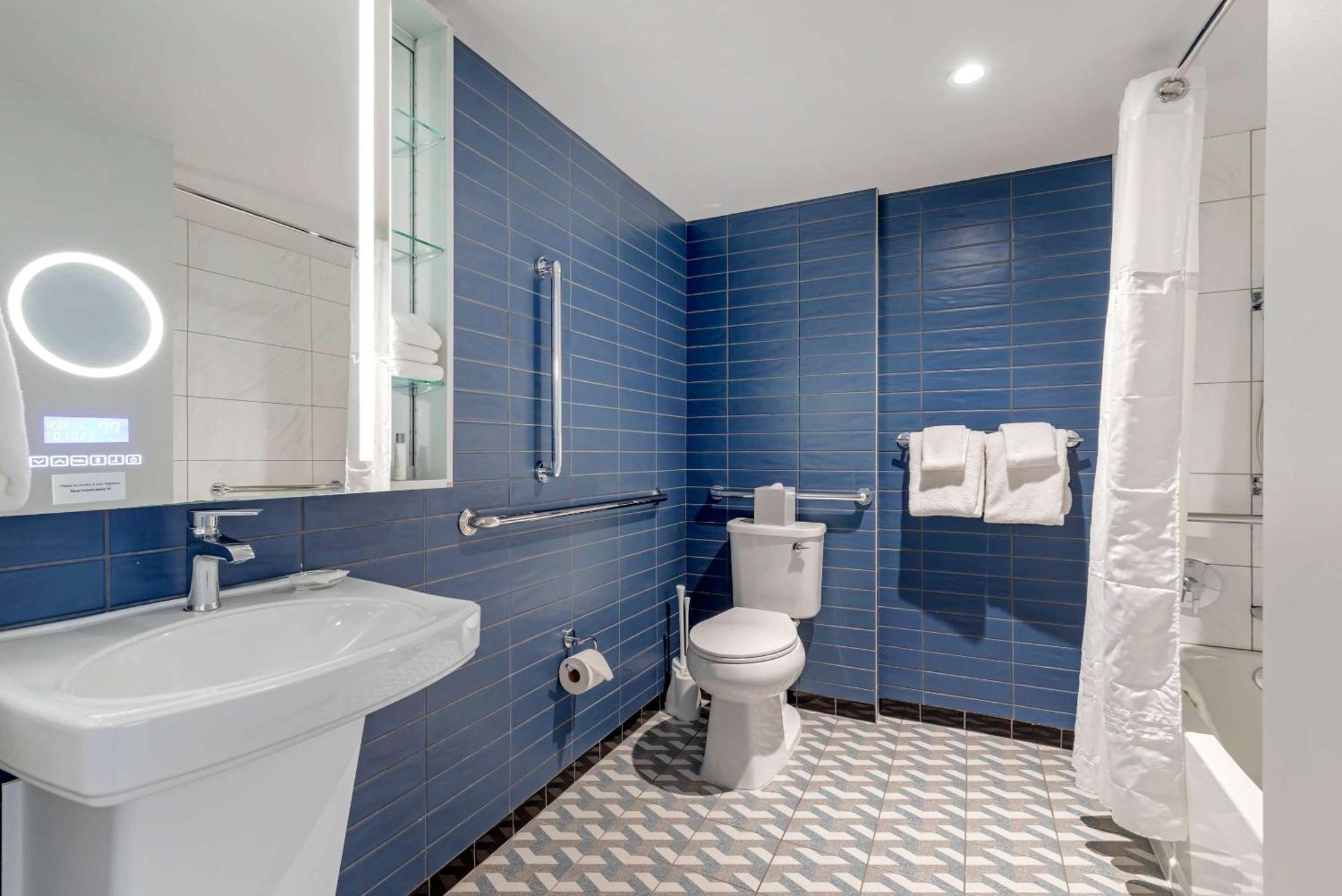 Quadruple Room with Two Queen Beds and Tub - Disability Access/Non Smoking