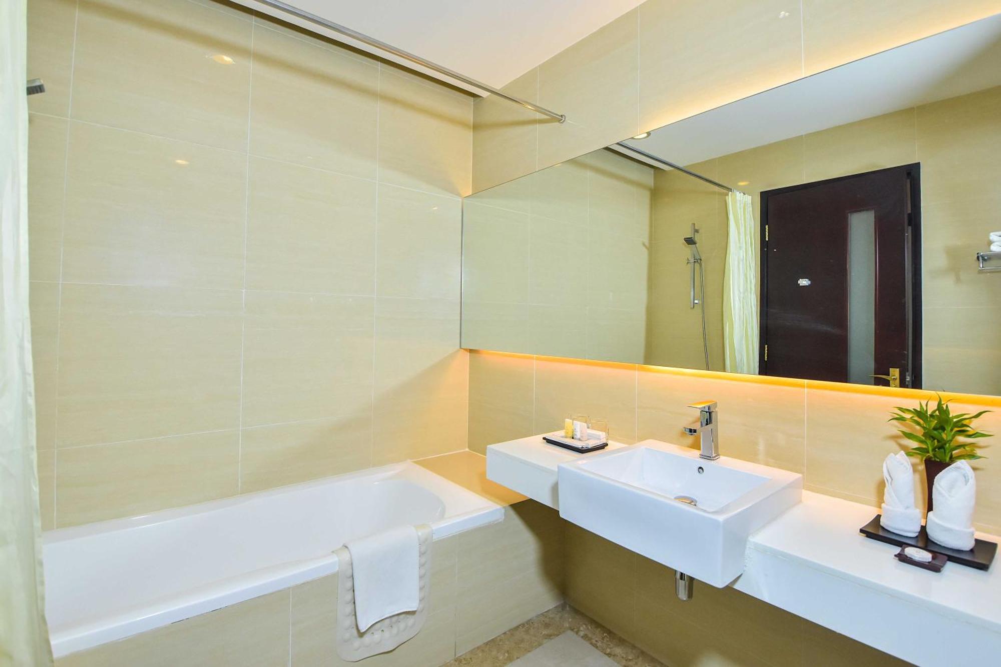 Deluxe King Room - Free Two Ways Airport Transfer