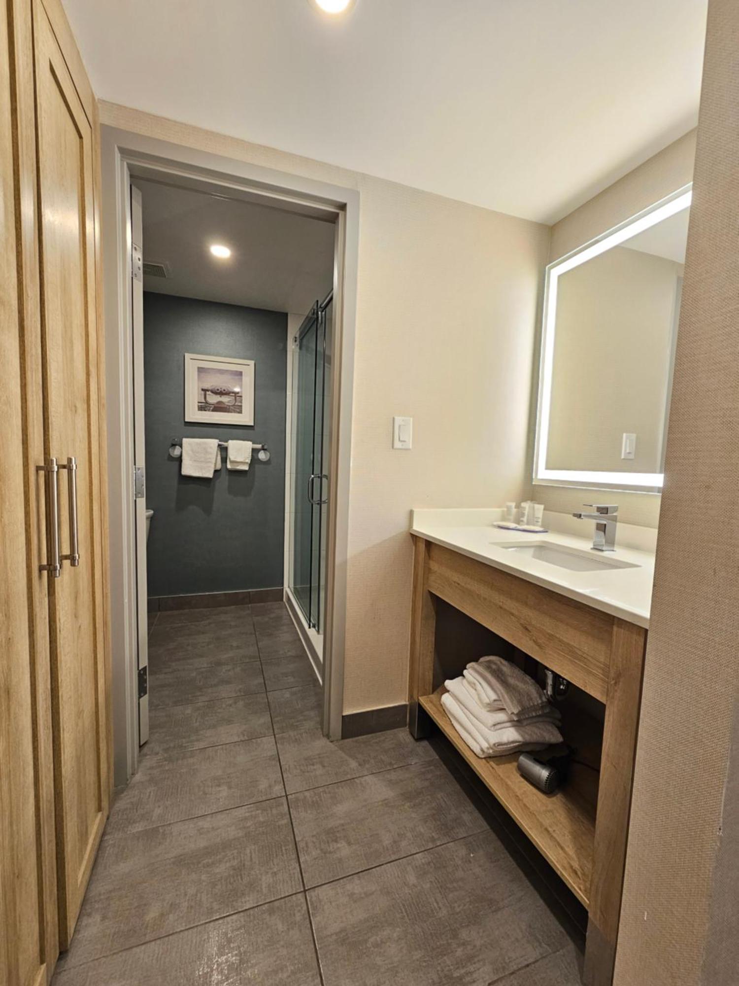 Cityview Jr Suite Guest room, 2 Queen Beds & Sofa Bed