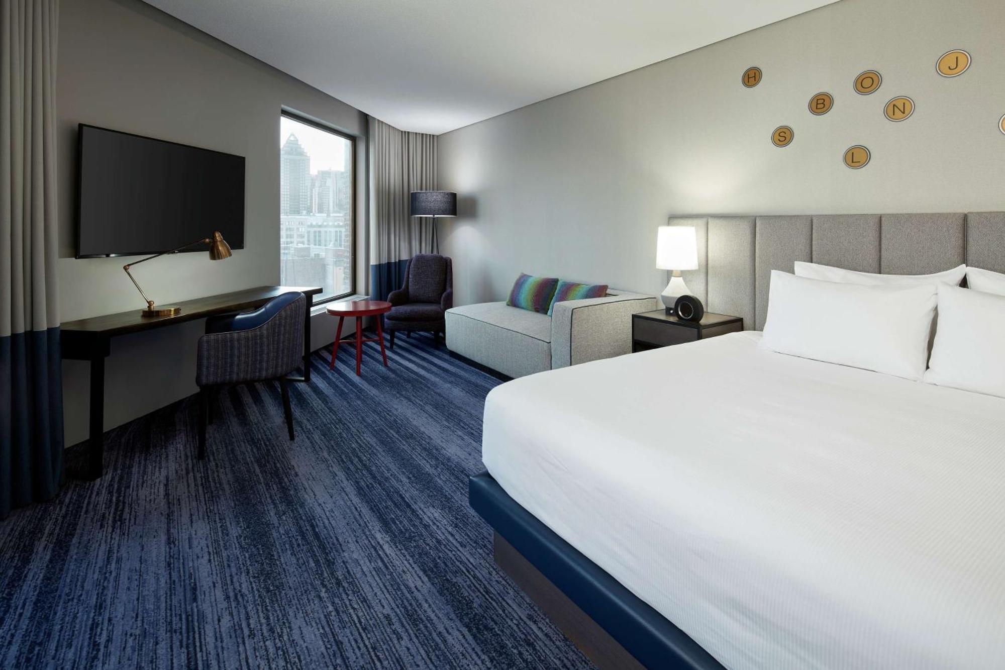 Corner King Room with City View