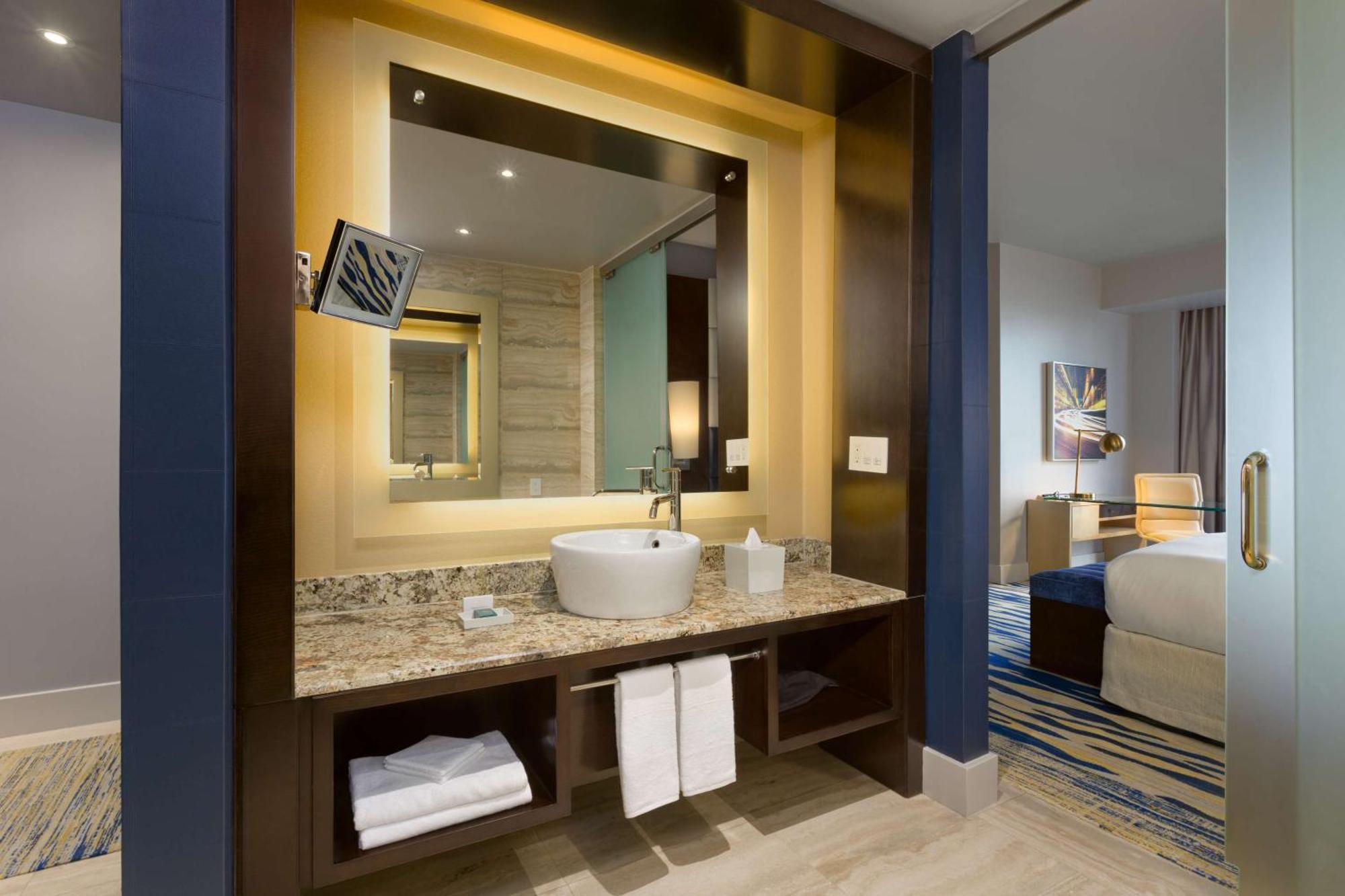 Premium King Room with Balcony and Ocean View