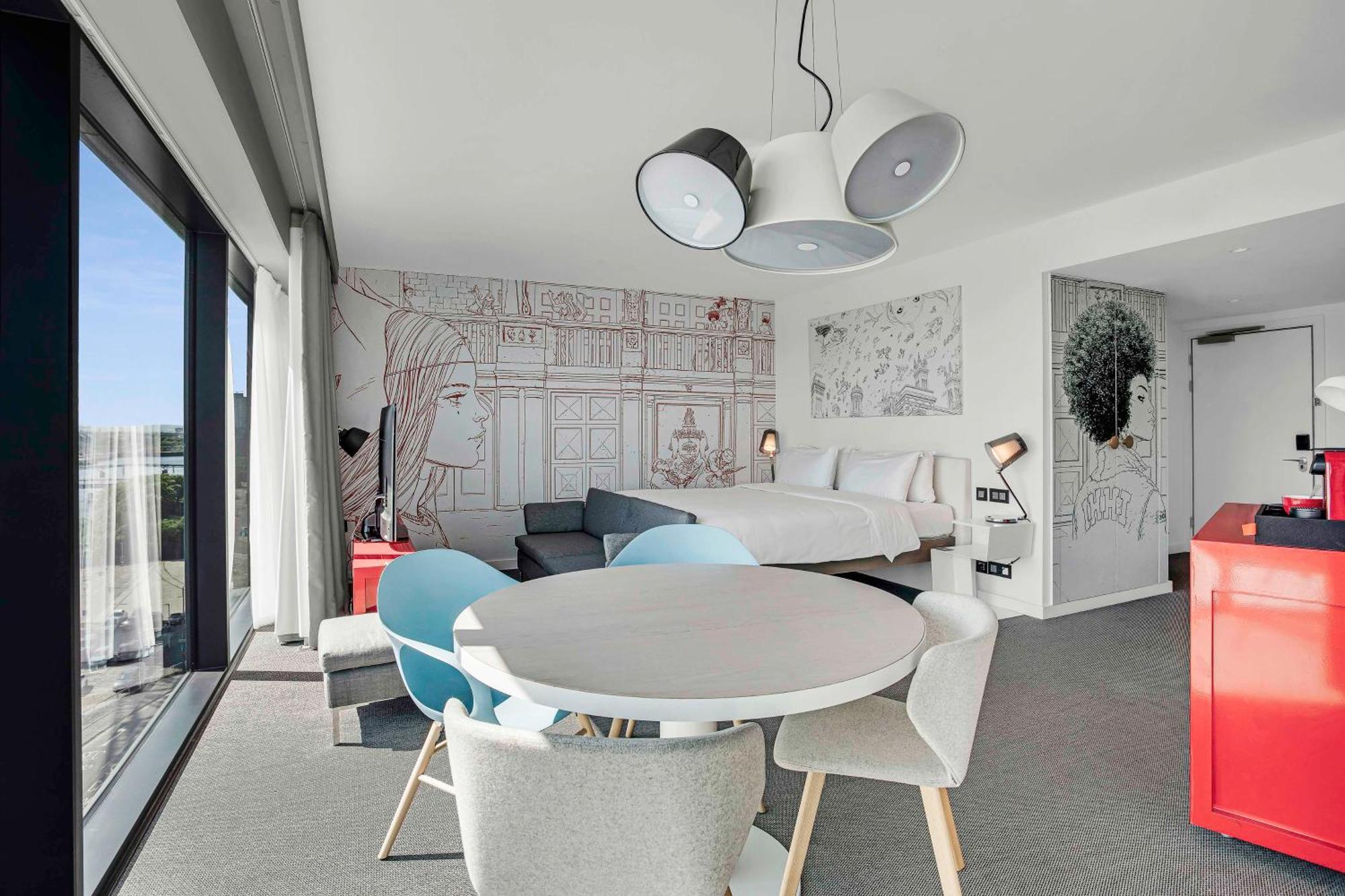 Corner Suite with River View