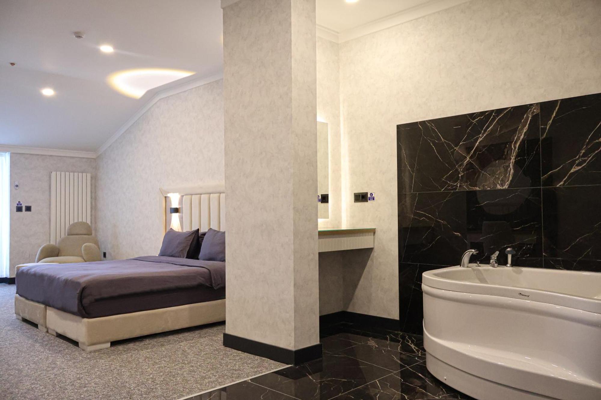 Studio with Spa Bath