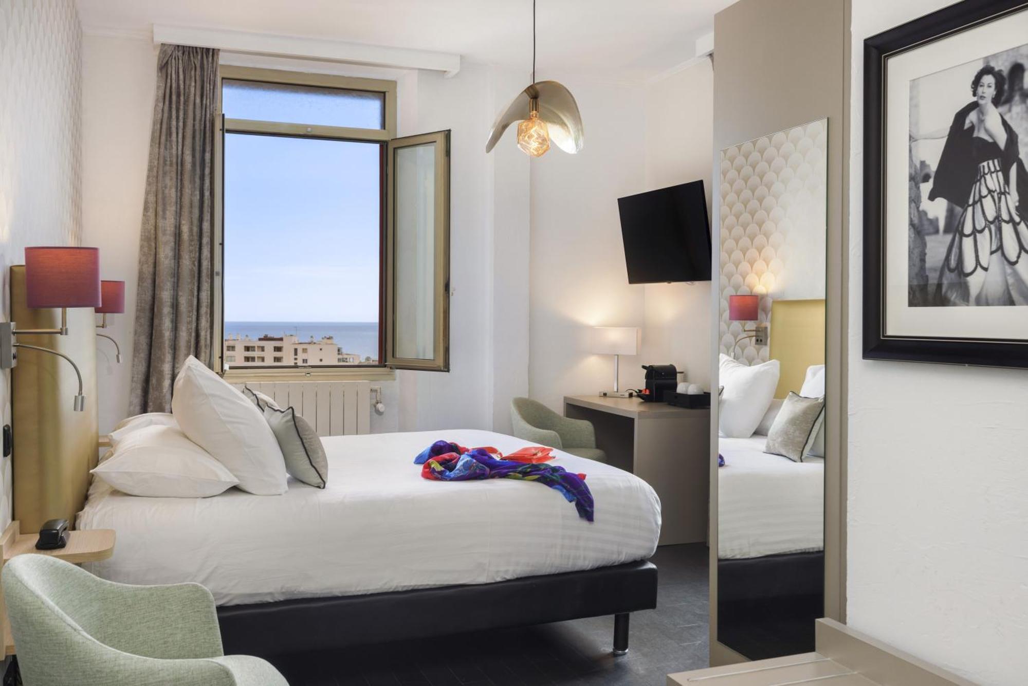 Deluxe Queen Room with Sea View - Non-Smoking