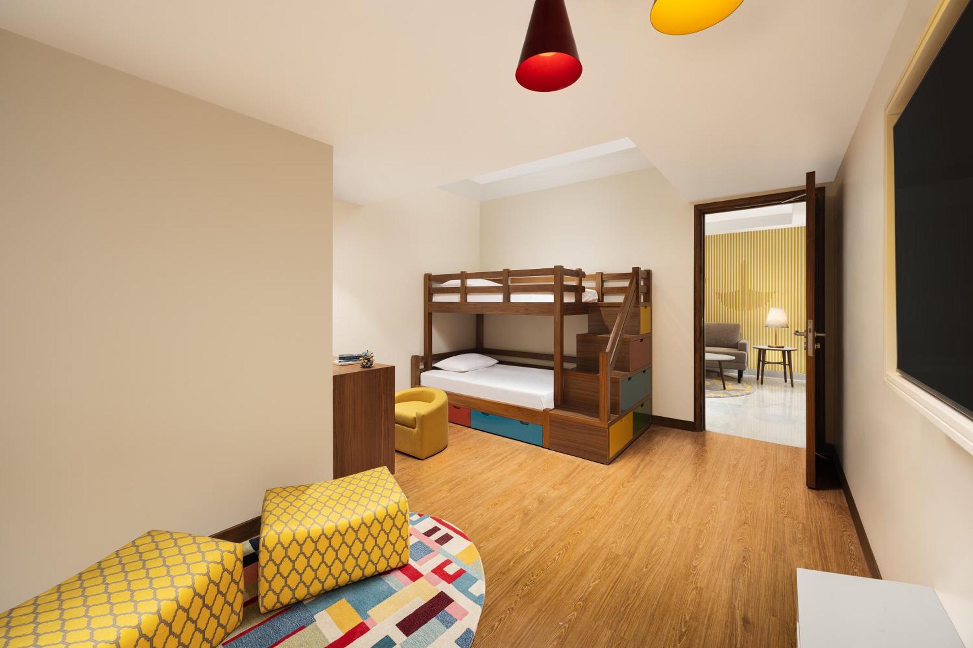 Deluxe Royal Kids Suite (1 Queen Bed and 2 Bunk Beds)