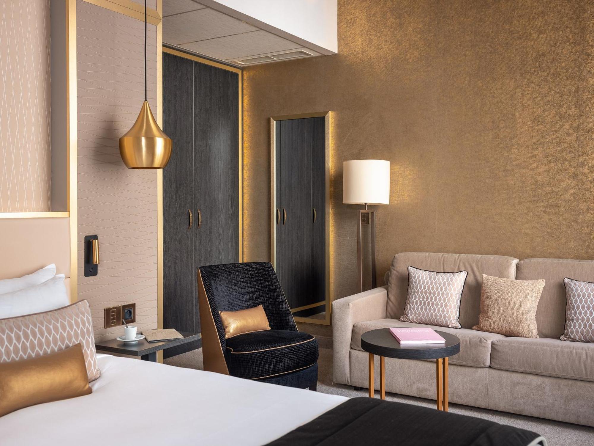 Junior Queen Suite