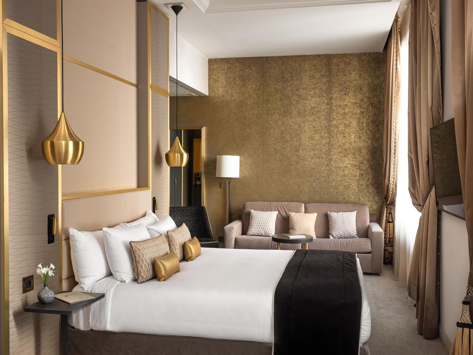 Junior Queen Suite