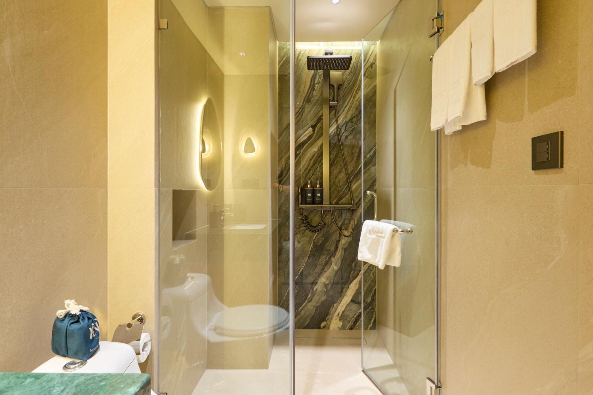 Premier Twin With Window with free daily minibar
