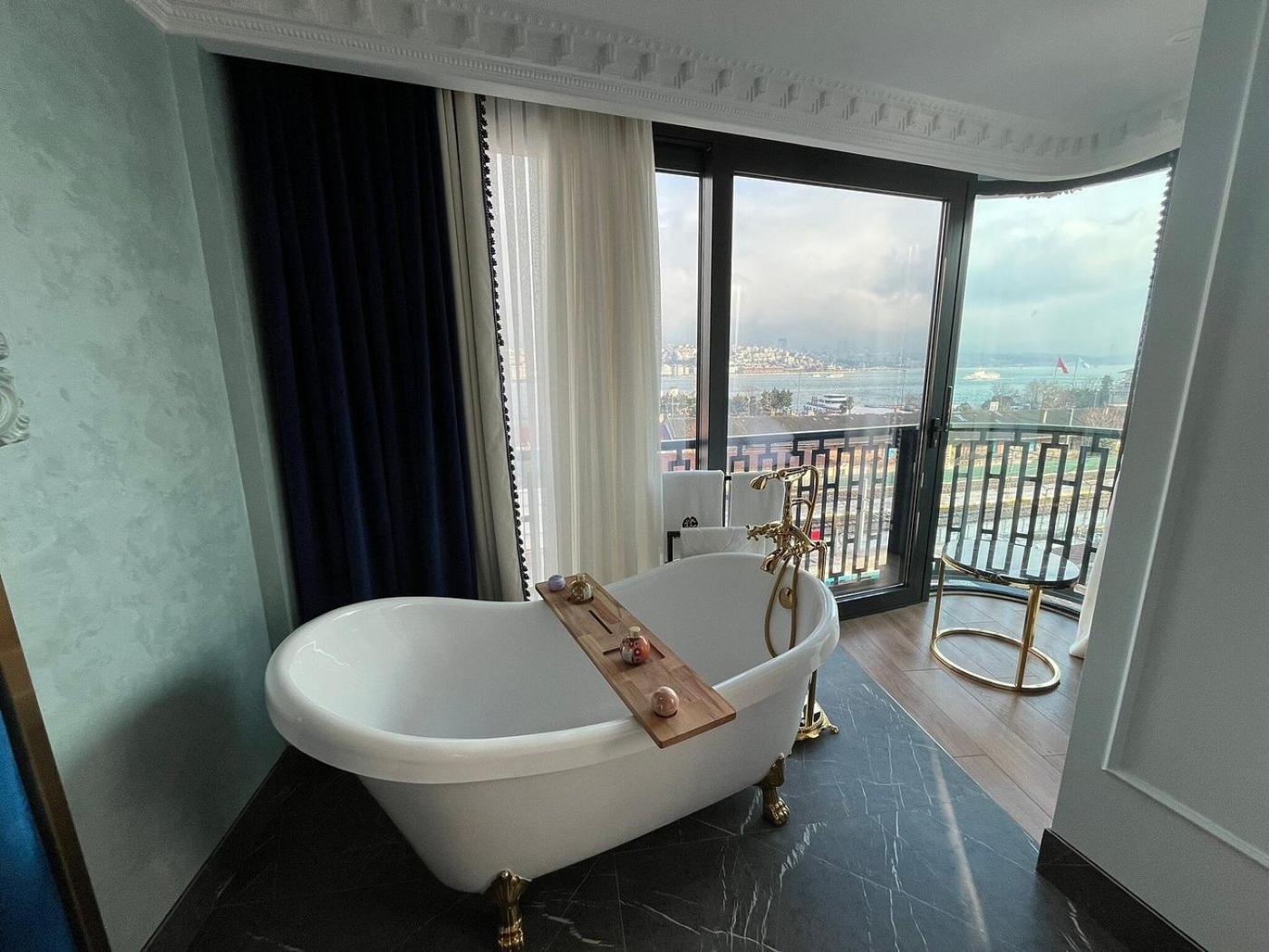 Golden Horn Bosphorus Suite, Bathtub