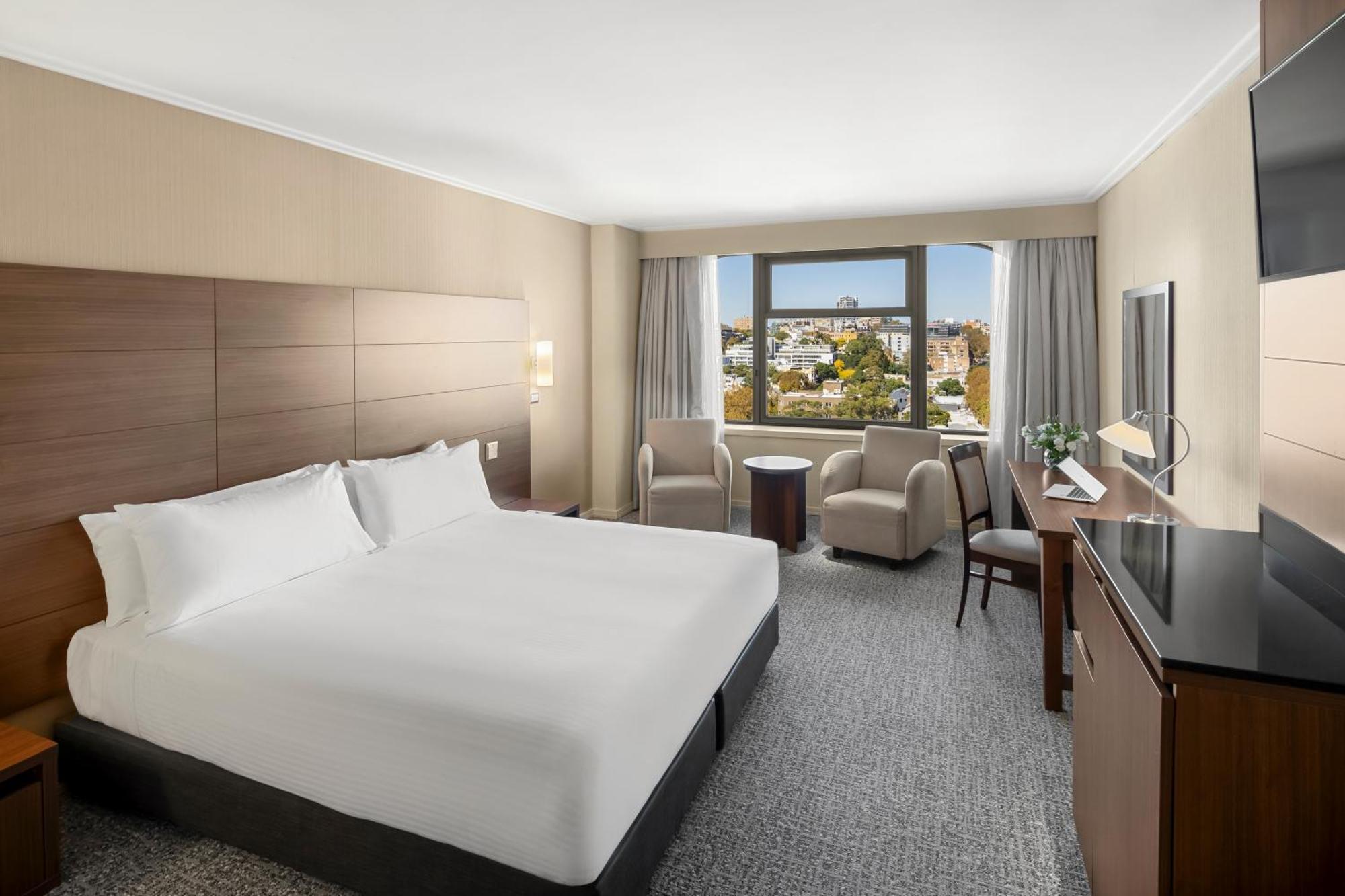 Deluxe King Room with City Side
