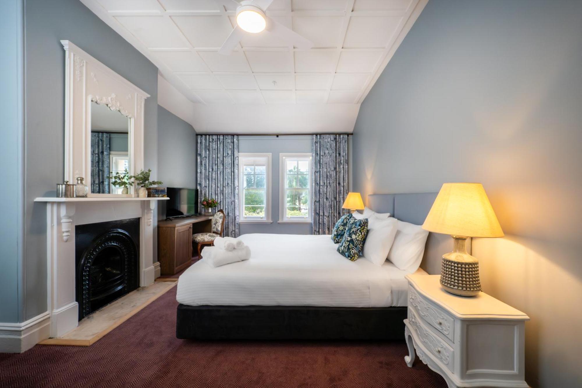 Heritage King with Shared Bathroom