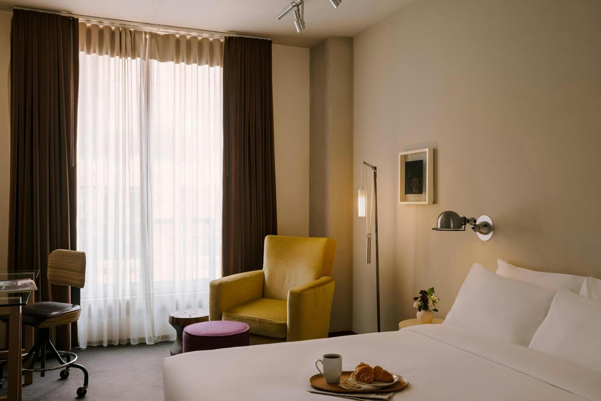 1 Queen Room