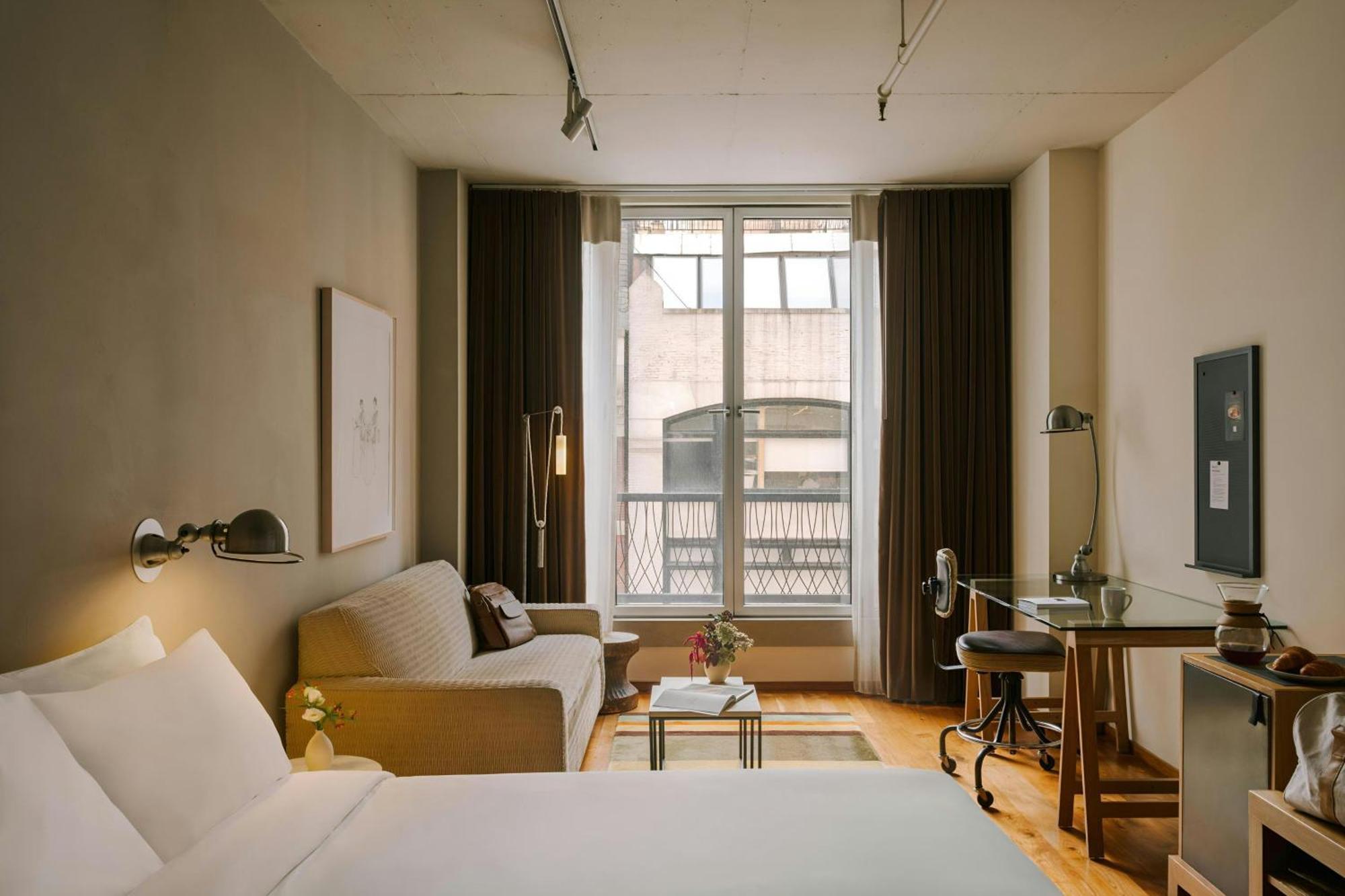 1 King Bed, Corner