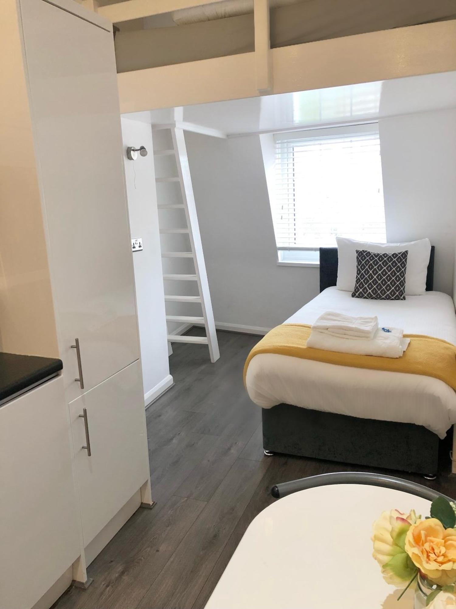 Studio,1681776072:JPEG