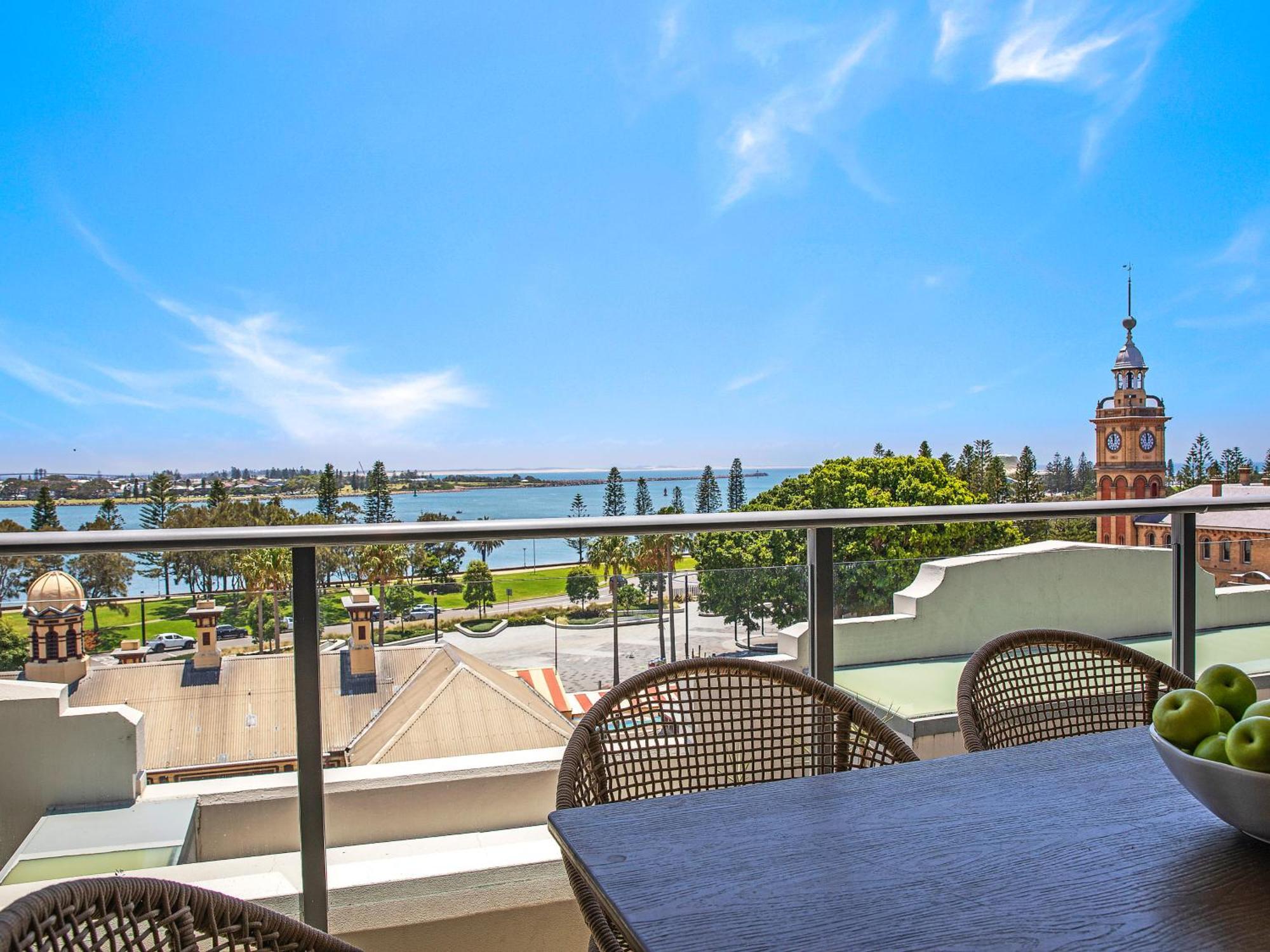 Harbour View Two-Bedroom, Two-Bathroom Apartment with Balcony